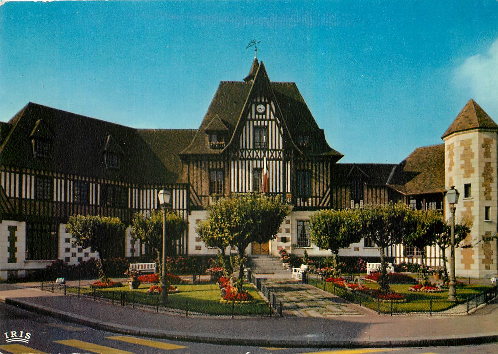 CPM Deauville Trouville l'Hotel de Ville Style Normand 