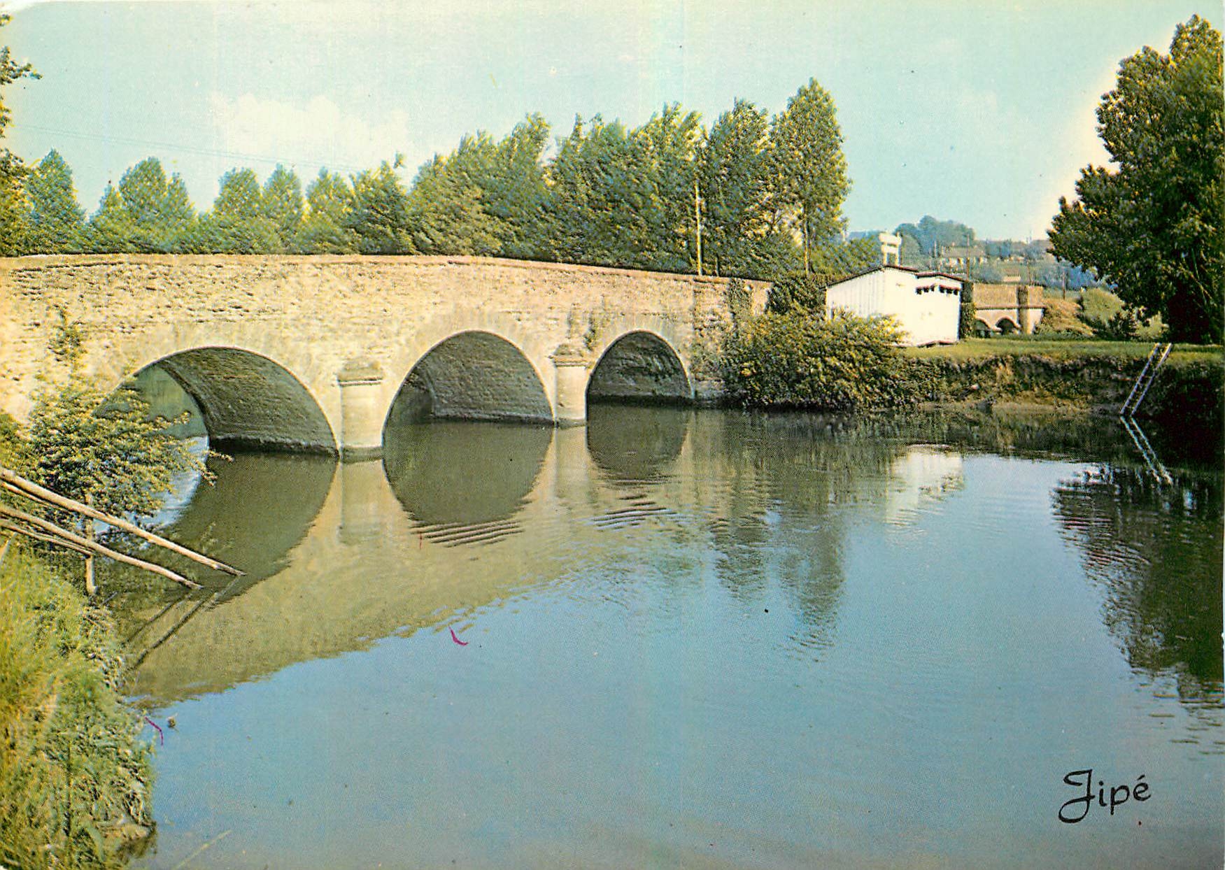 CPM Sceaux sur Huisne Sarthe Le Vieux Pont sur l'Huisne et la Baignade 
