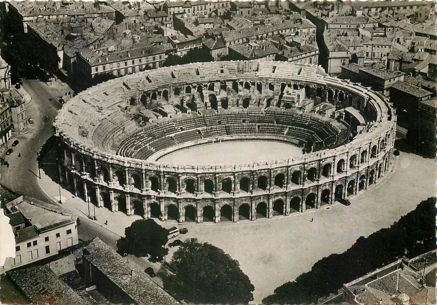 CPM Nimes Gard Vue aerienne sur les Arenes 