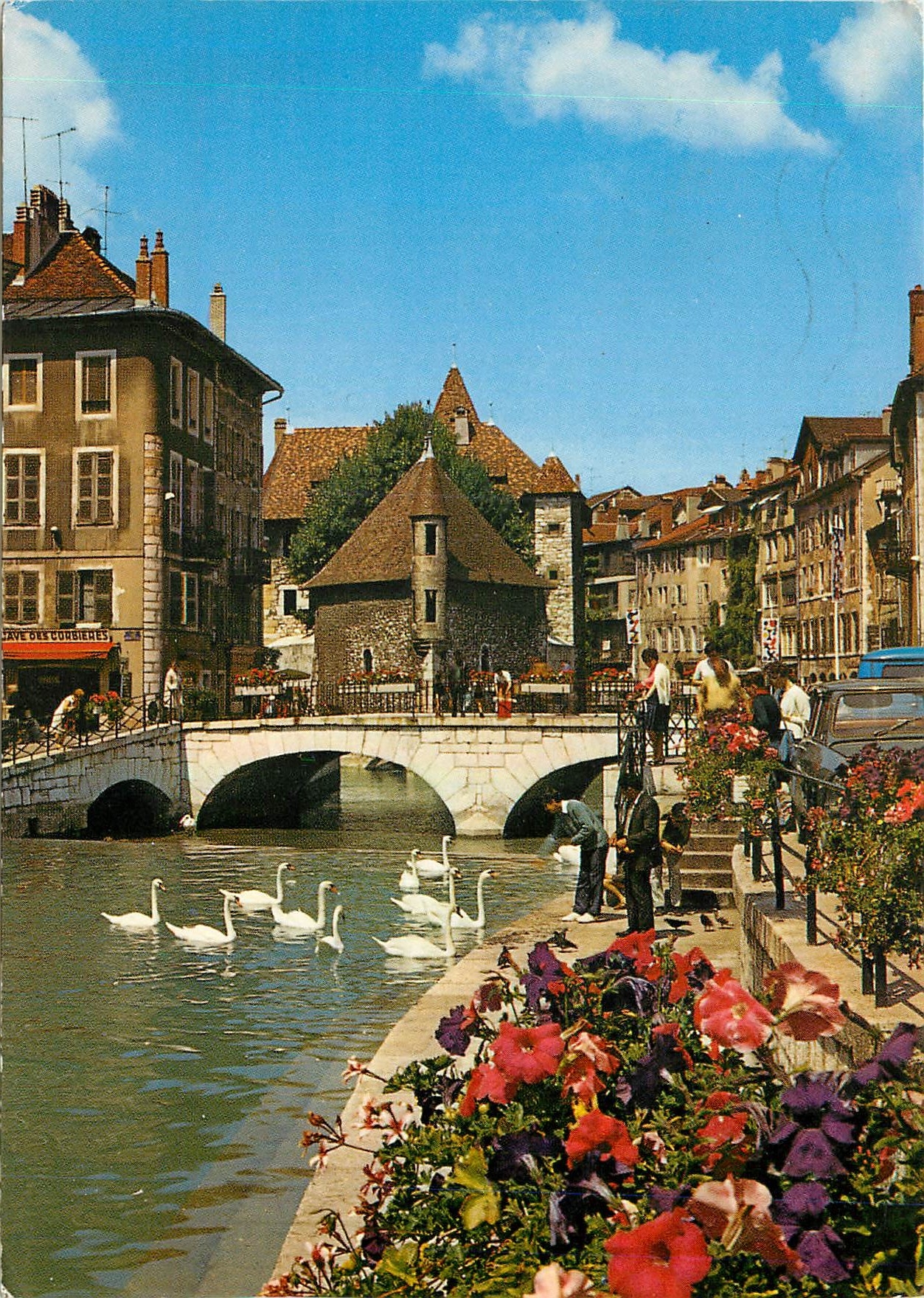 CPM Annecy ville fleurie les vieux quartiers le canal du Thiou et le palais de l'Isle 