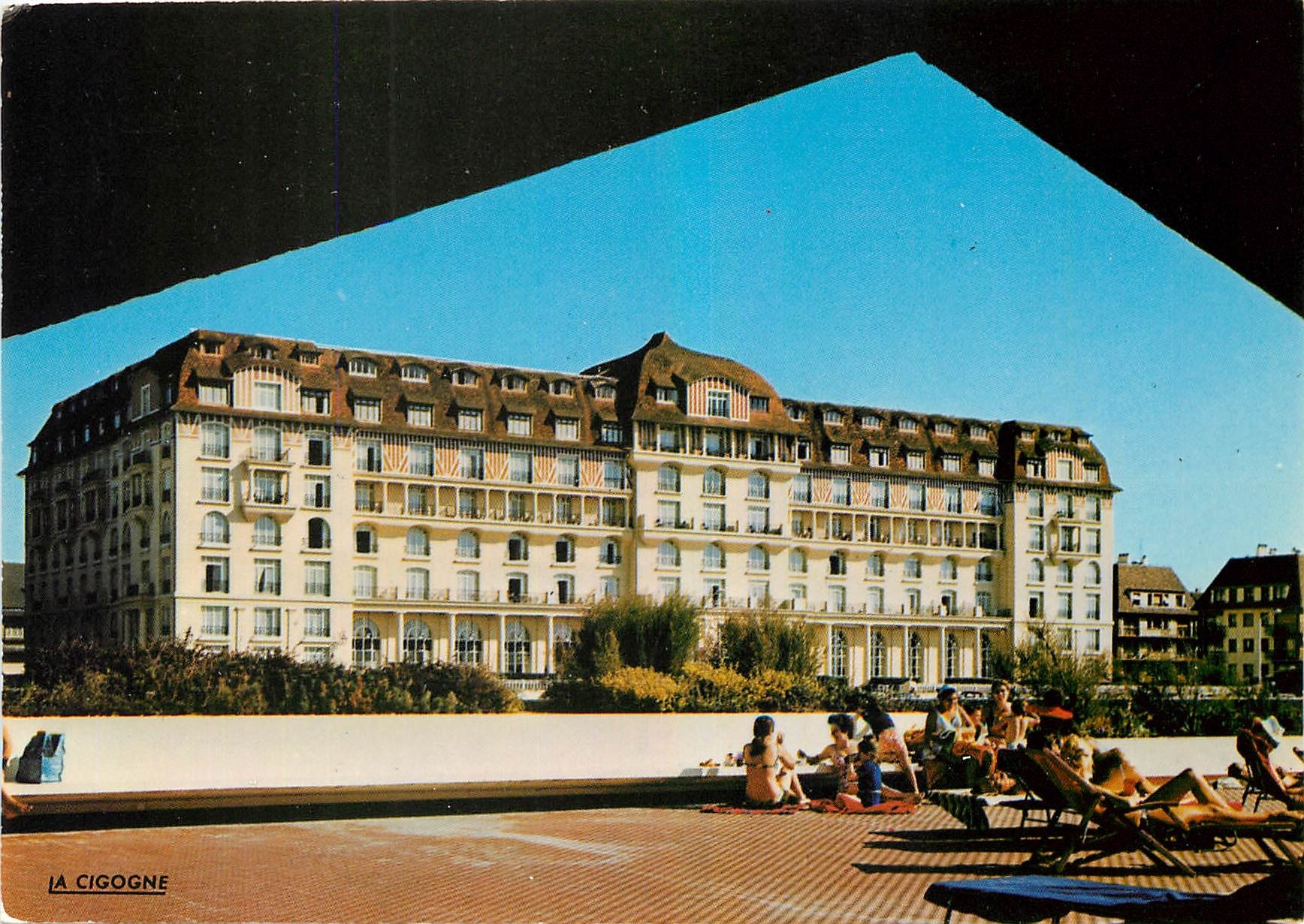 CPM Deauville la plage fleurie vue de la piscine le royal hotel 