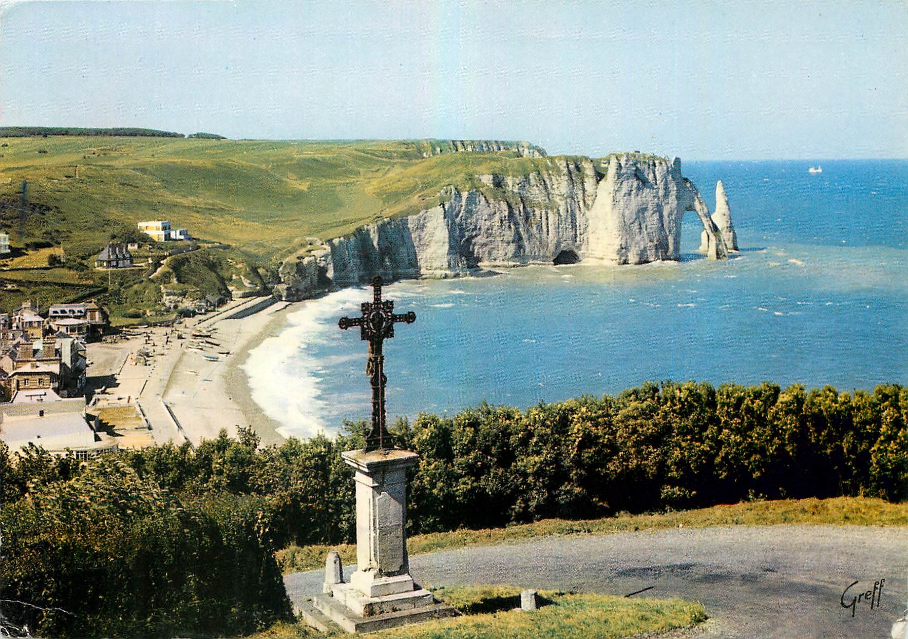 CPM En Normandie Etretat Seine Maritime le Calvaire la Falaise et la Porte d'aval l'Aiguille 