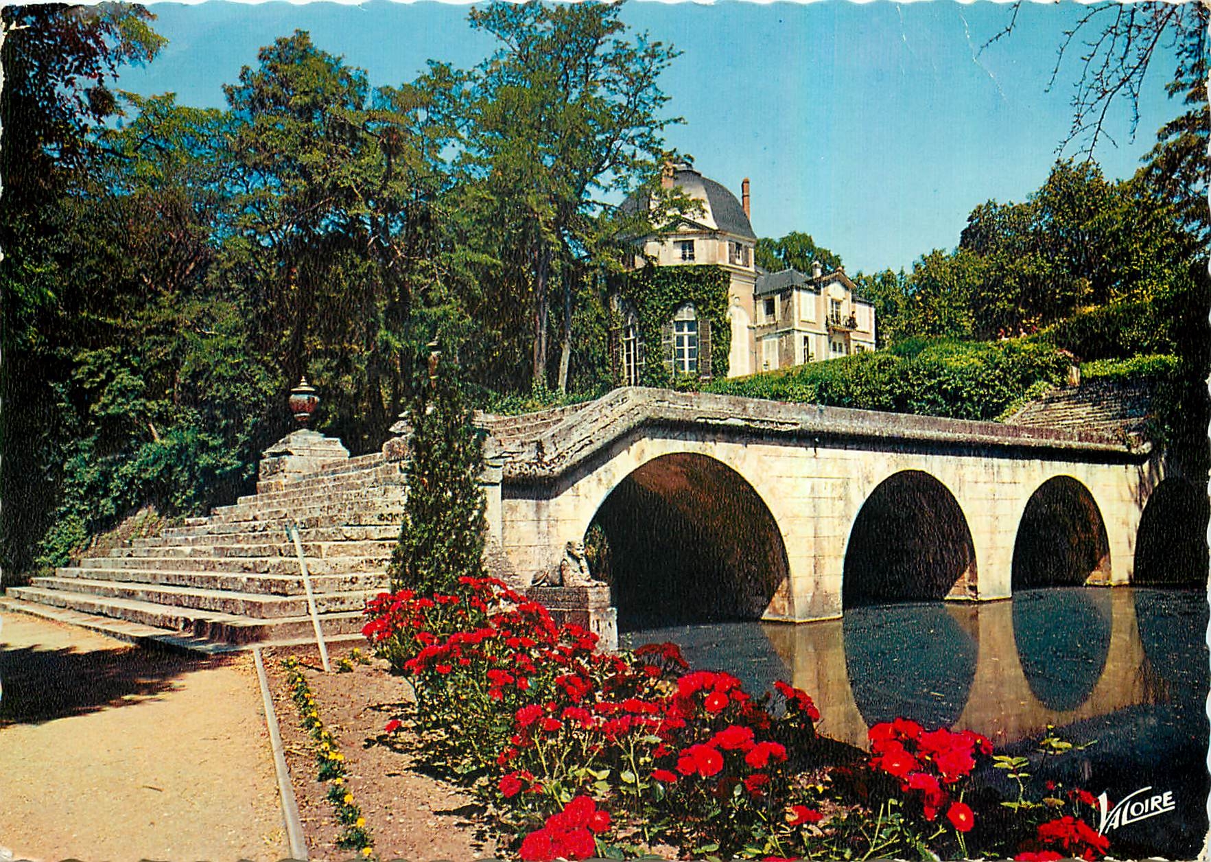 CPM Les Merveilles du Val de Loire Chateauneuf sur Loire Loiret dans le Parc du Chateau la rofonde a