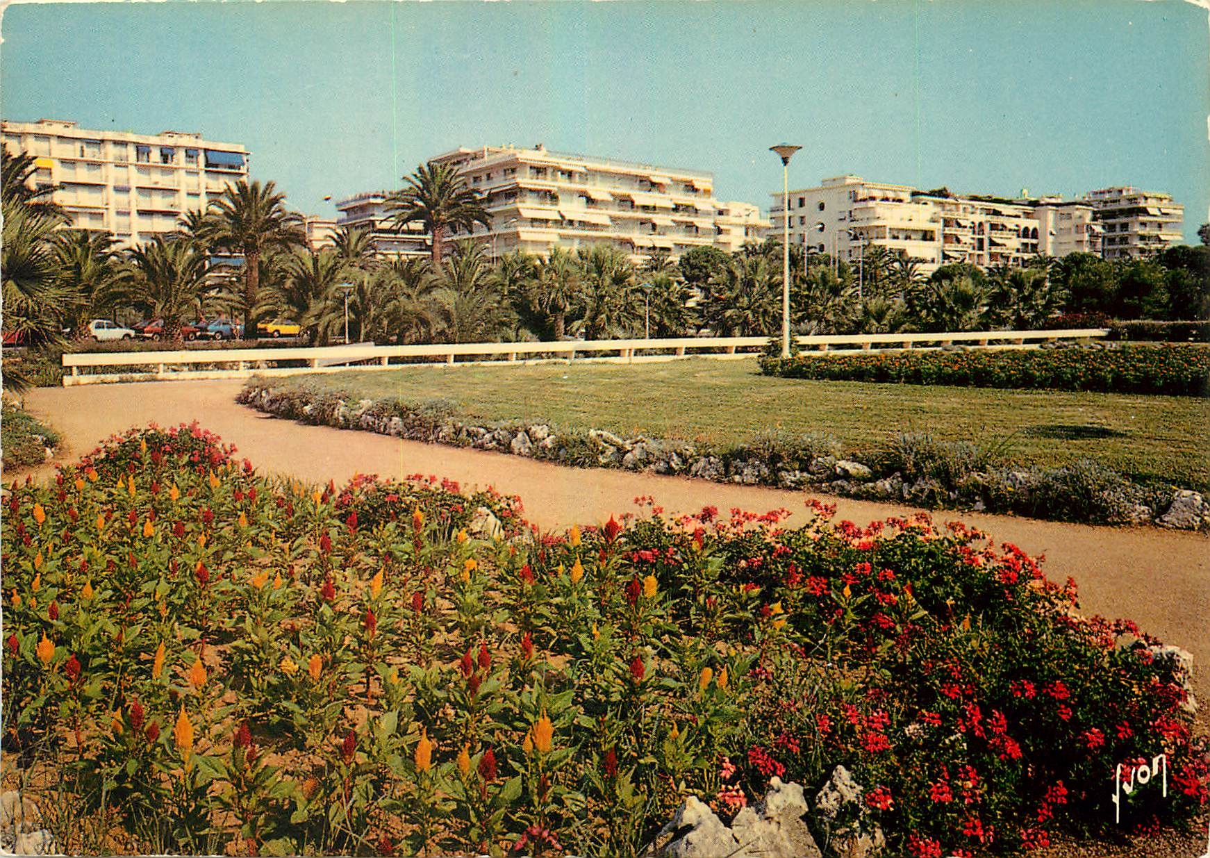CPM La Cote d'Azur Cannes Alpes Maritimes la Croisette Face au Port Canto Residence les Dunes et le 