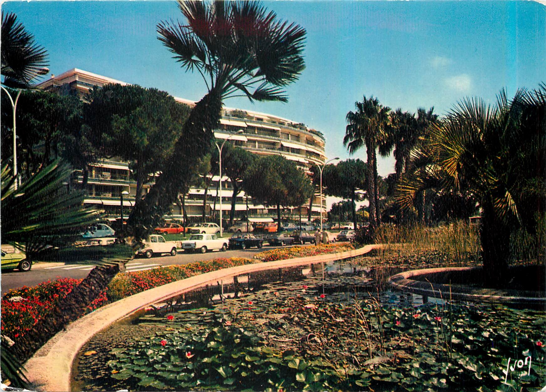 CPM La Cote d'Azur Cannes Alpes Maritimes la Croisette Face au Port Canto la Residence Saint James 
