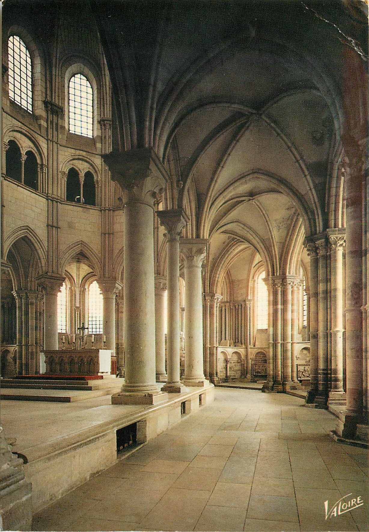Intérieur de la basilique Sainte-Madeleine — Vezelay — Éditions Valoire