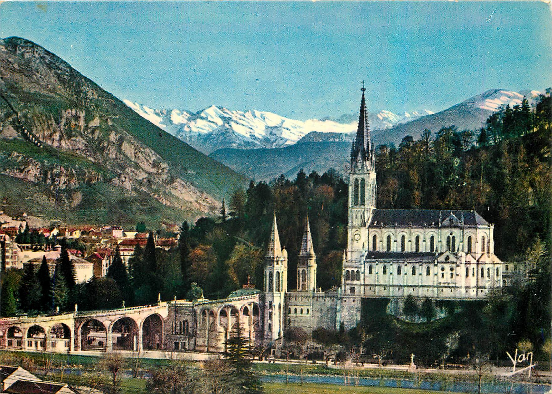 CPM Nos Belles Pyrennes Lourdes Hautes Pyrenees la BAsilique au fond les Pyrenees enneigees 