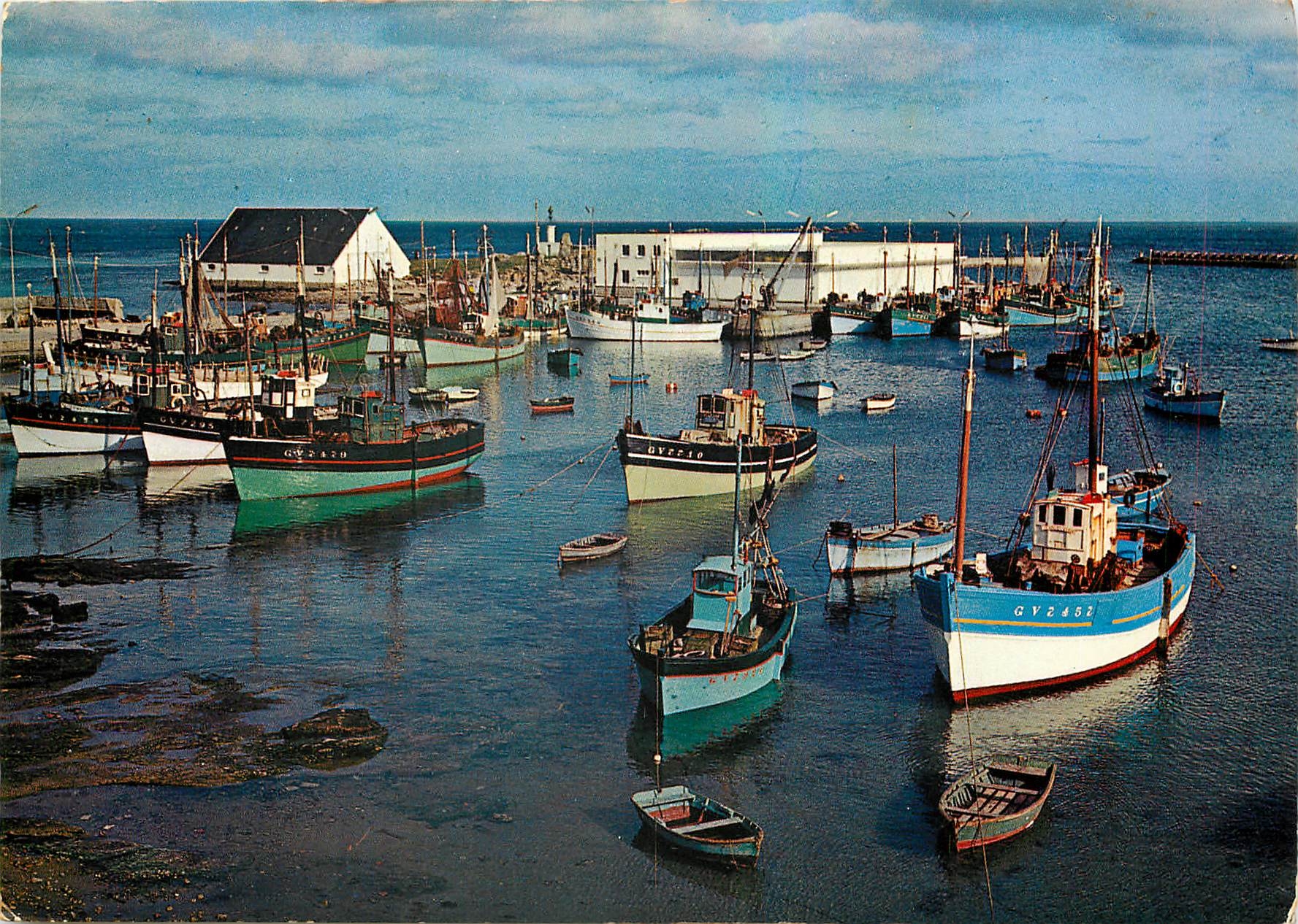 CPM La Bretagne pittoresque bateaux dans le port de Peche 