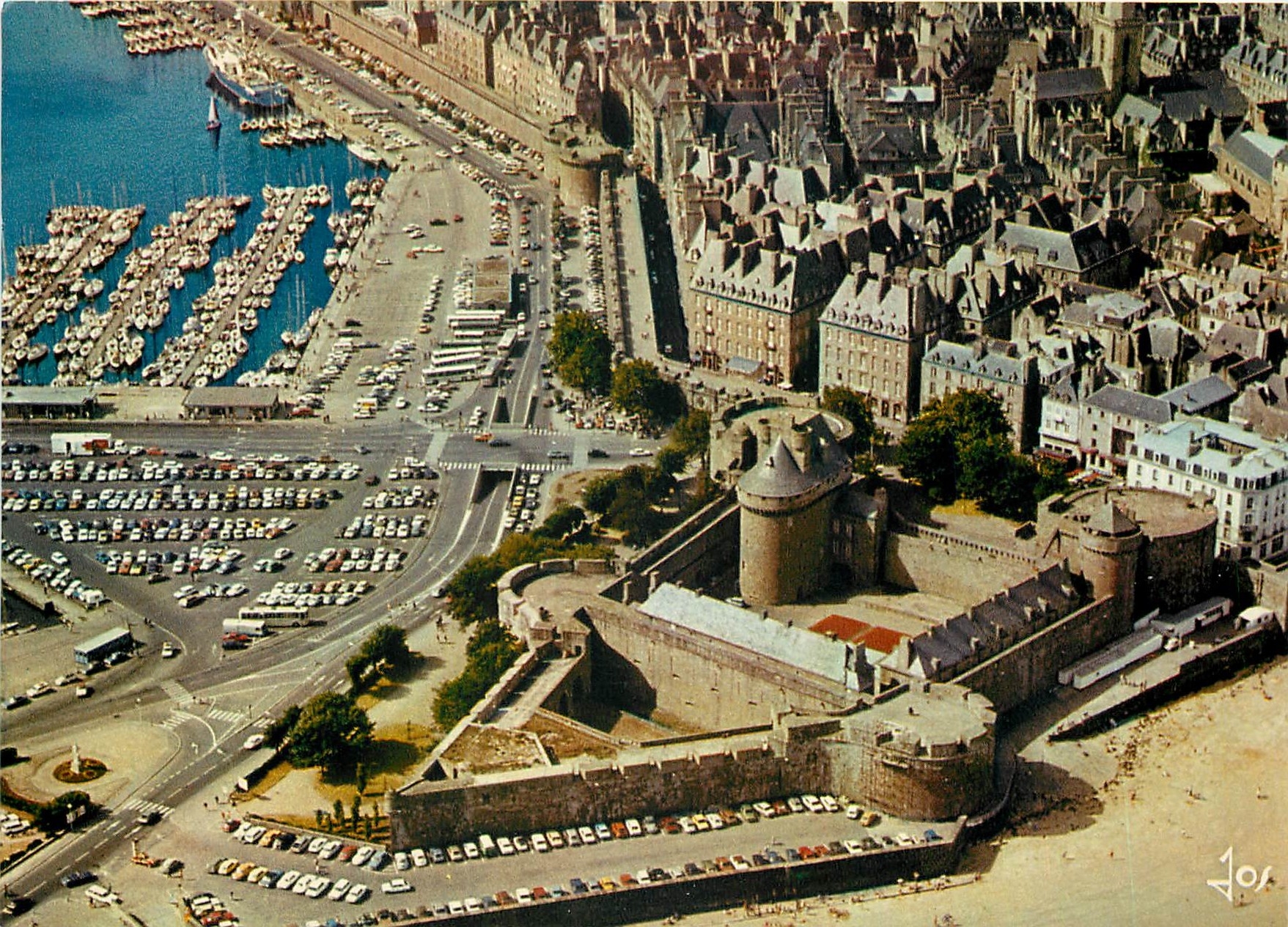 CPM Saint Malo vue d'ensemble sur le chateau le donjon et les quatre tours 