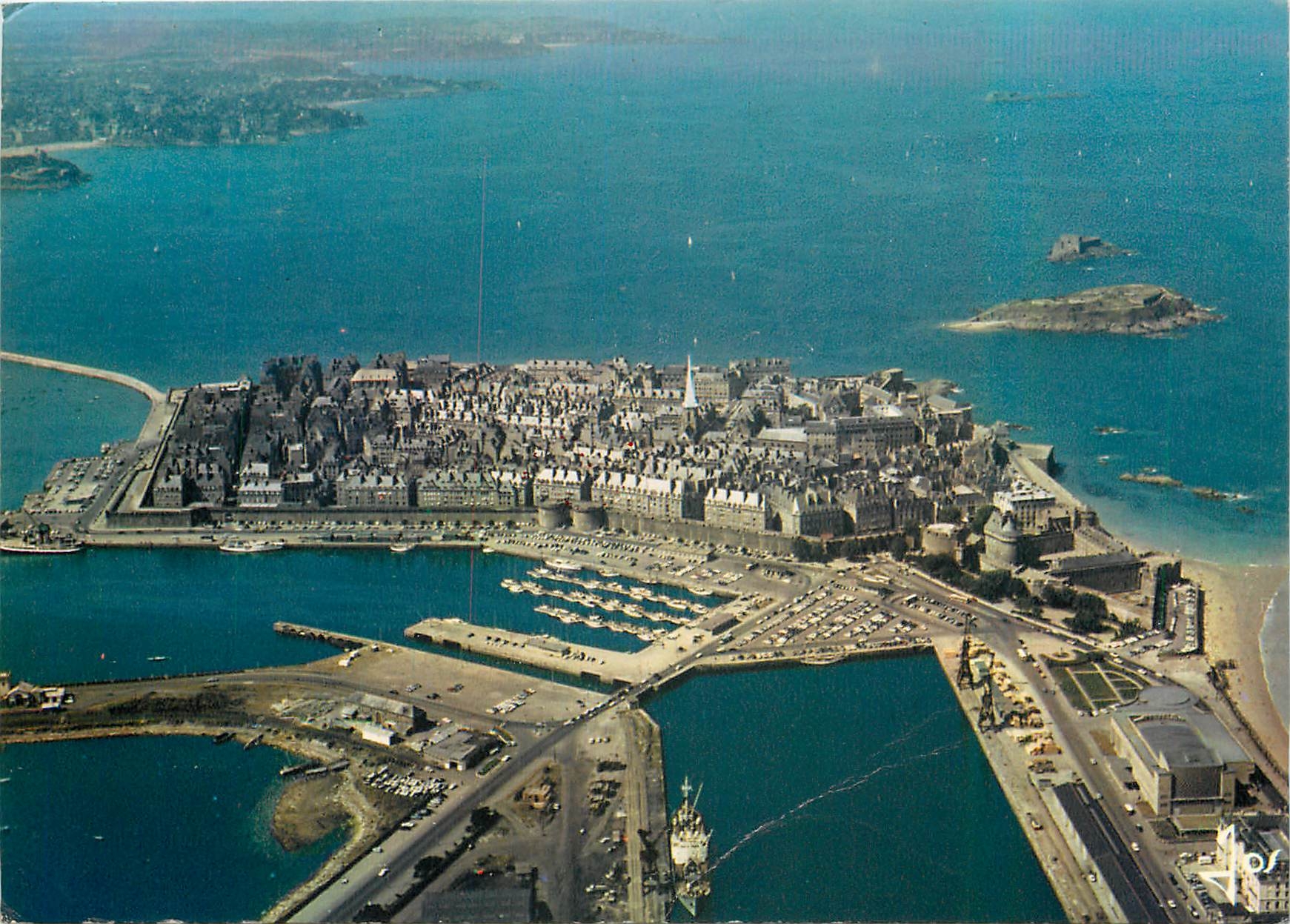 Saint-Malo — Vue générale des bassins et de la ville dans les remparts — IRIS JOS V.170