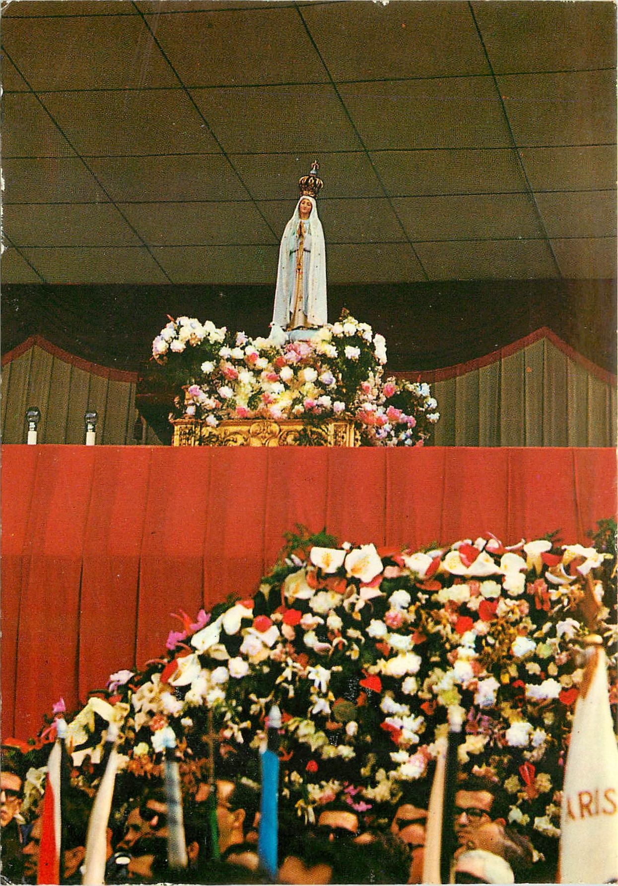 CPM Fatima Portugal Notre Dame de Fatima entouree d'oeillets 