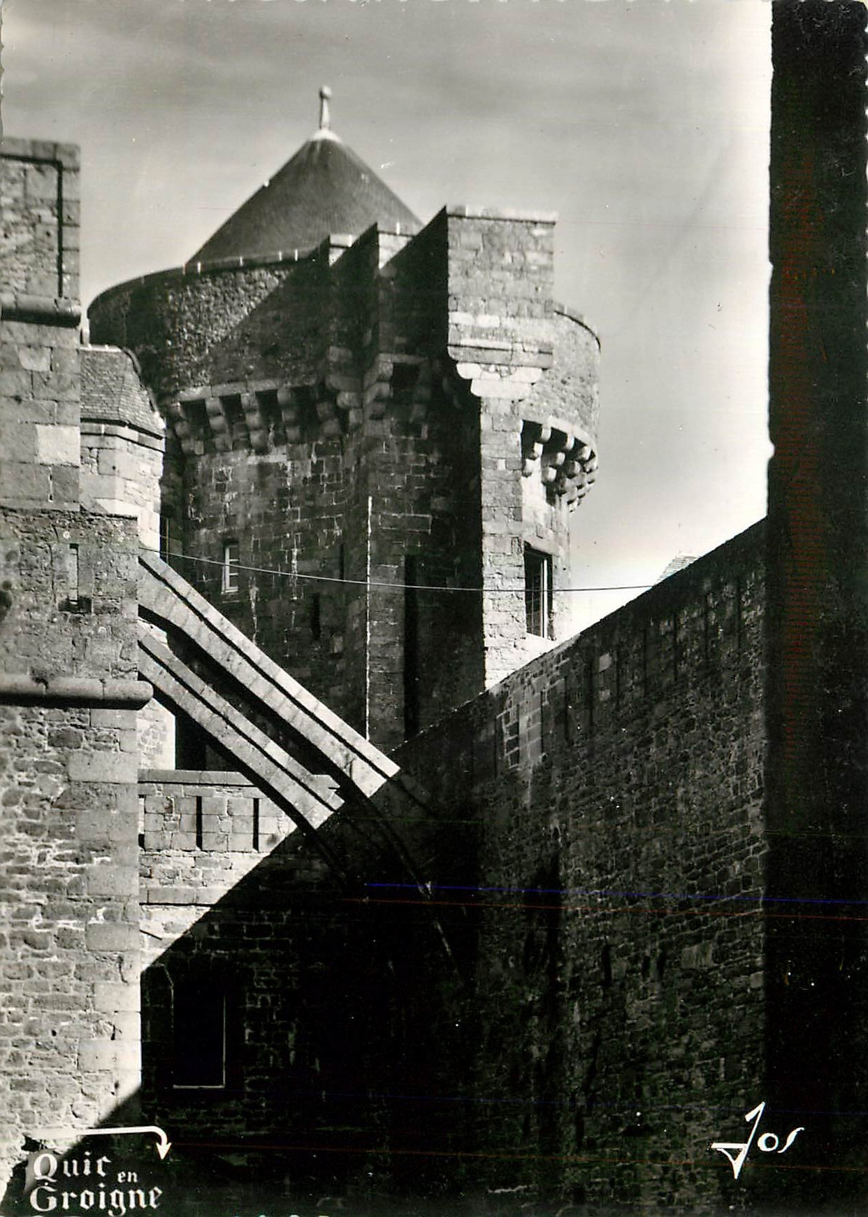 CPM Saint Malo I et V Le petit Donjon et la Tour de Quiquengrogne  