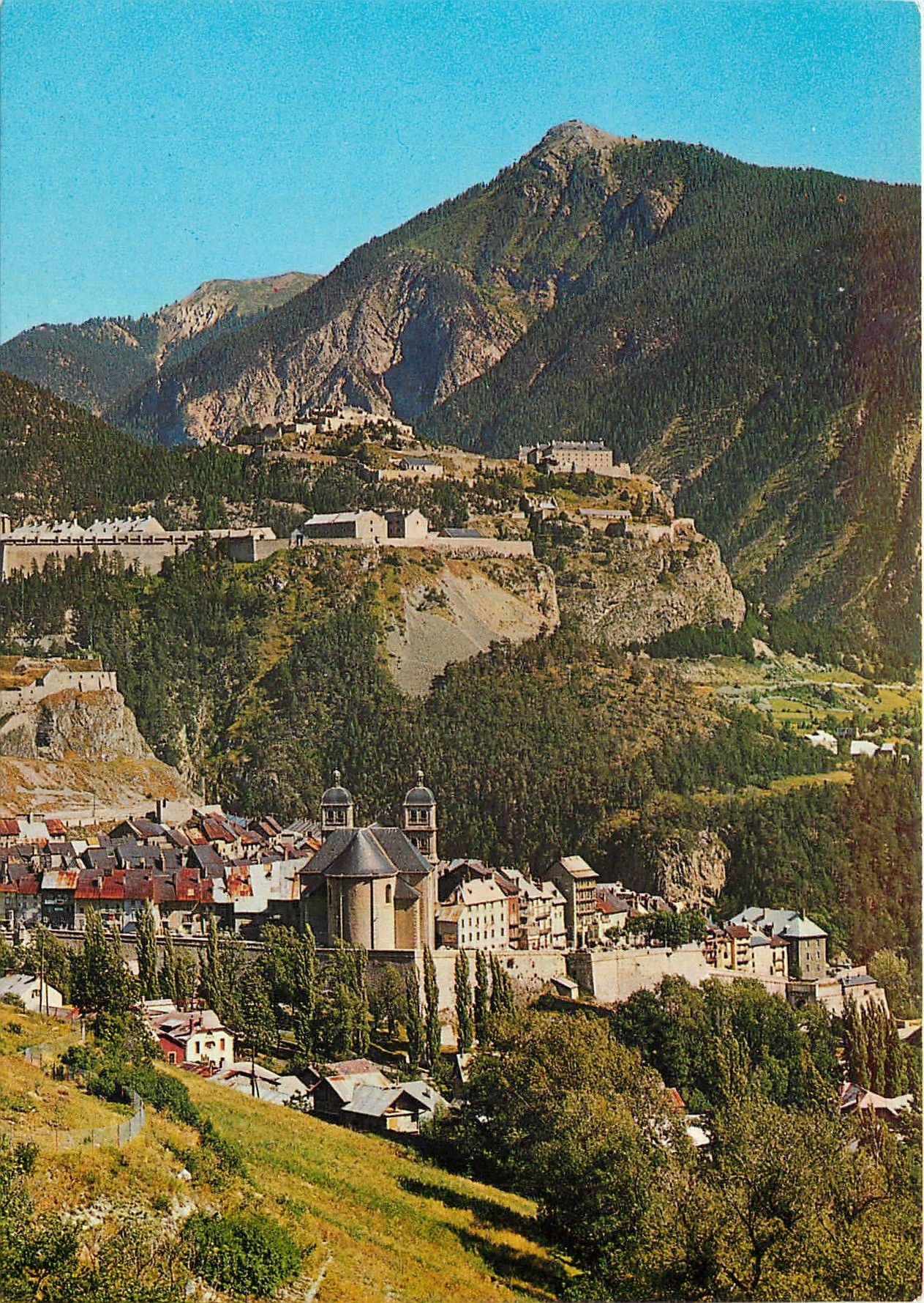 Brioude (Hautes-Alpes) — Les Forts dominant la Ville — Frank & Co. Extachrome