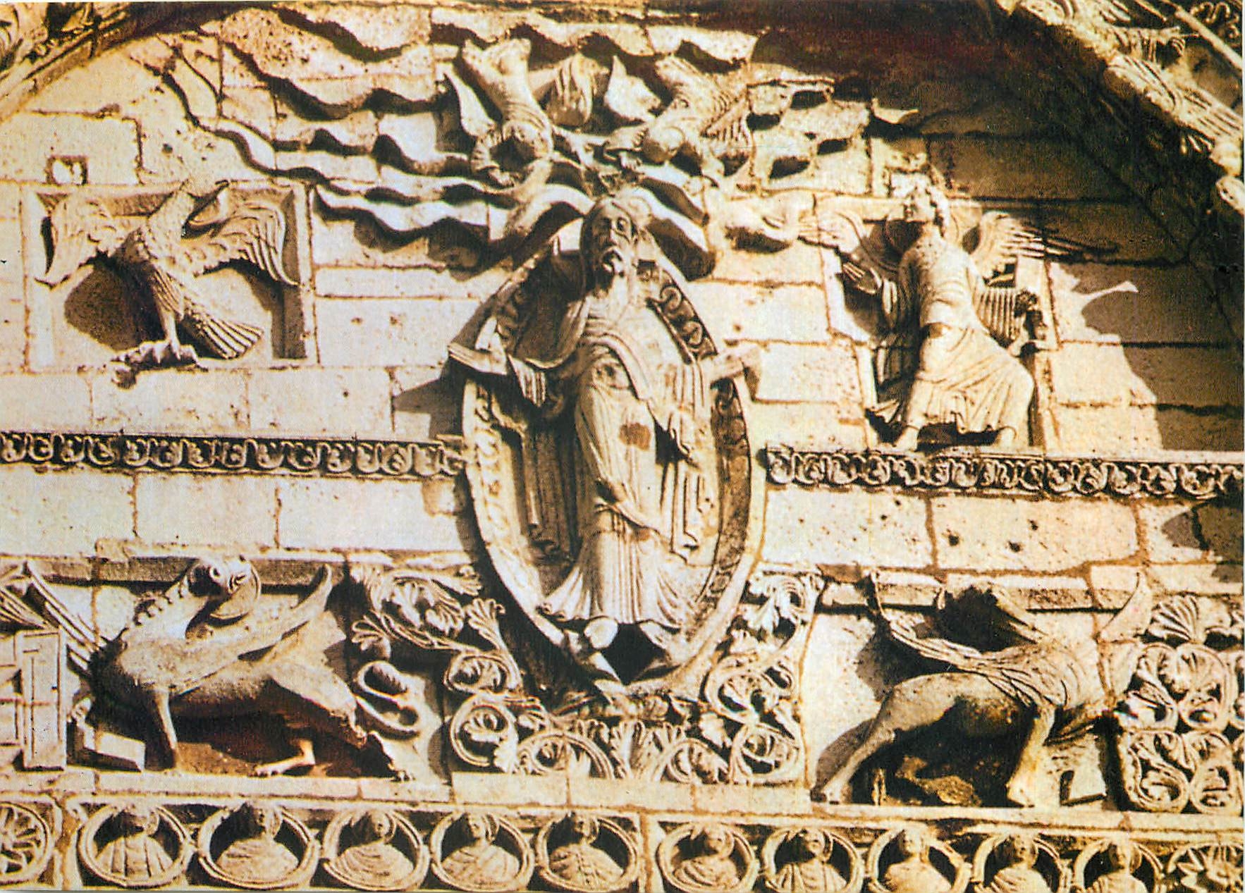 CPM Images de France Charente Angouleme Cathedrale Saint Pierre Detail de la Facade Le Christ en Maj