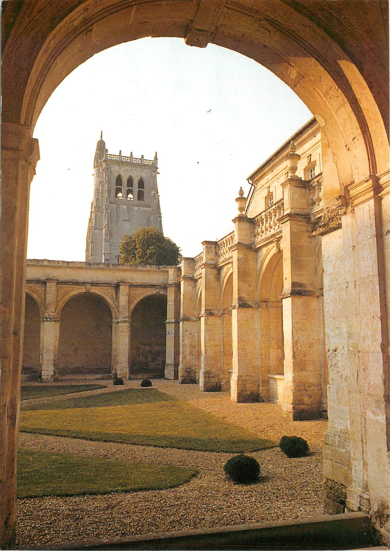 CPM Abbaye Notre Dame du Bec Hellouin Cloitre du XVII et tour Saint Nicolas 