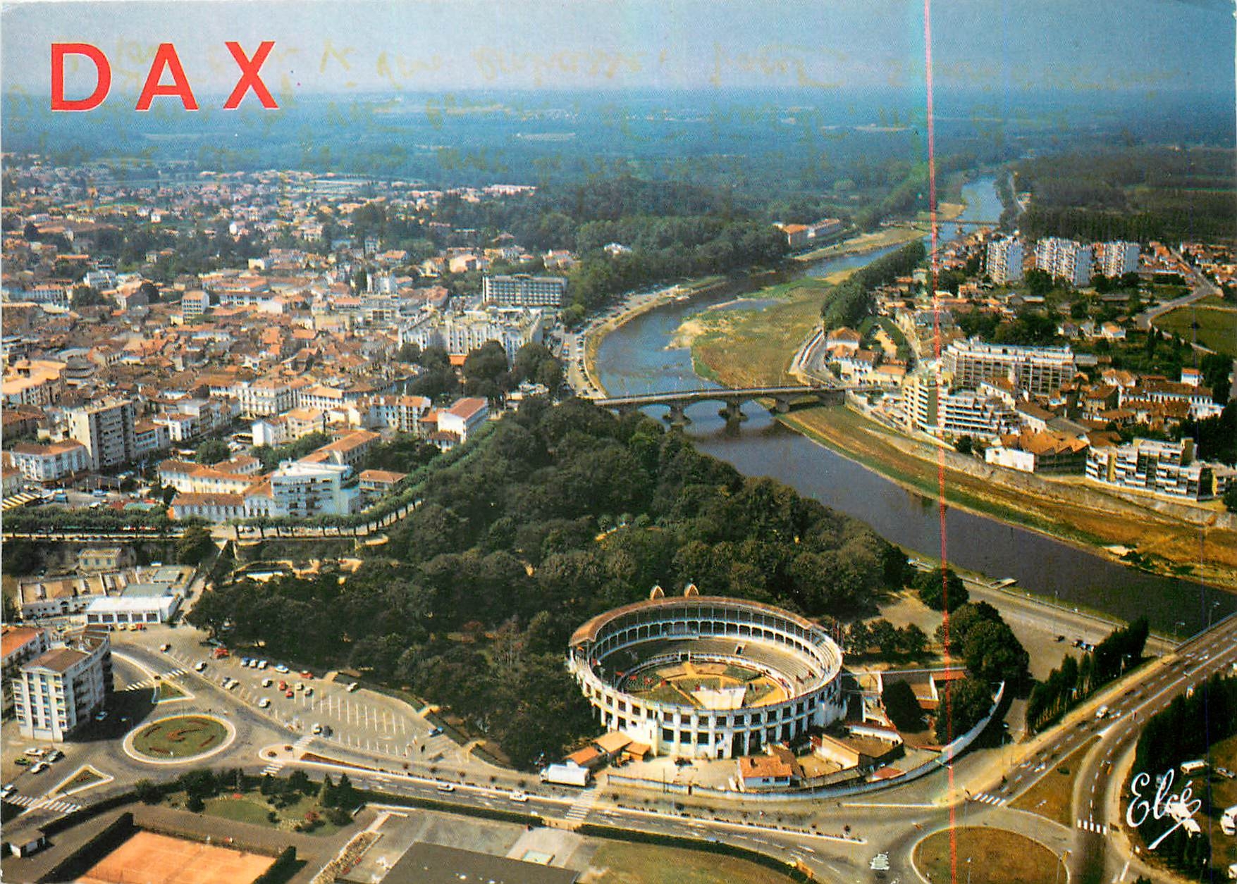 CPM Dax Vue generale avec les arenes et les Ponts sur l'Adour 