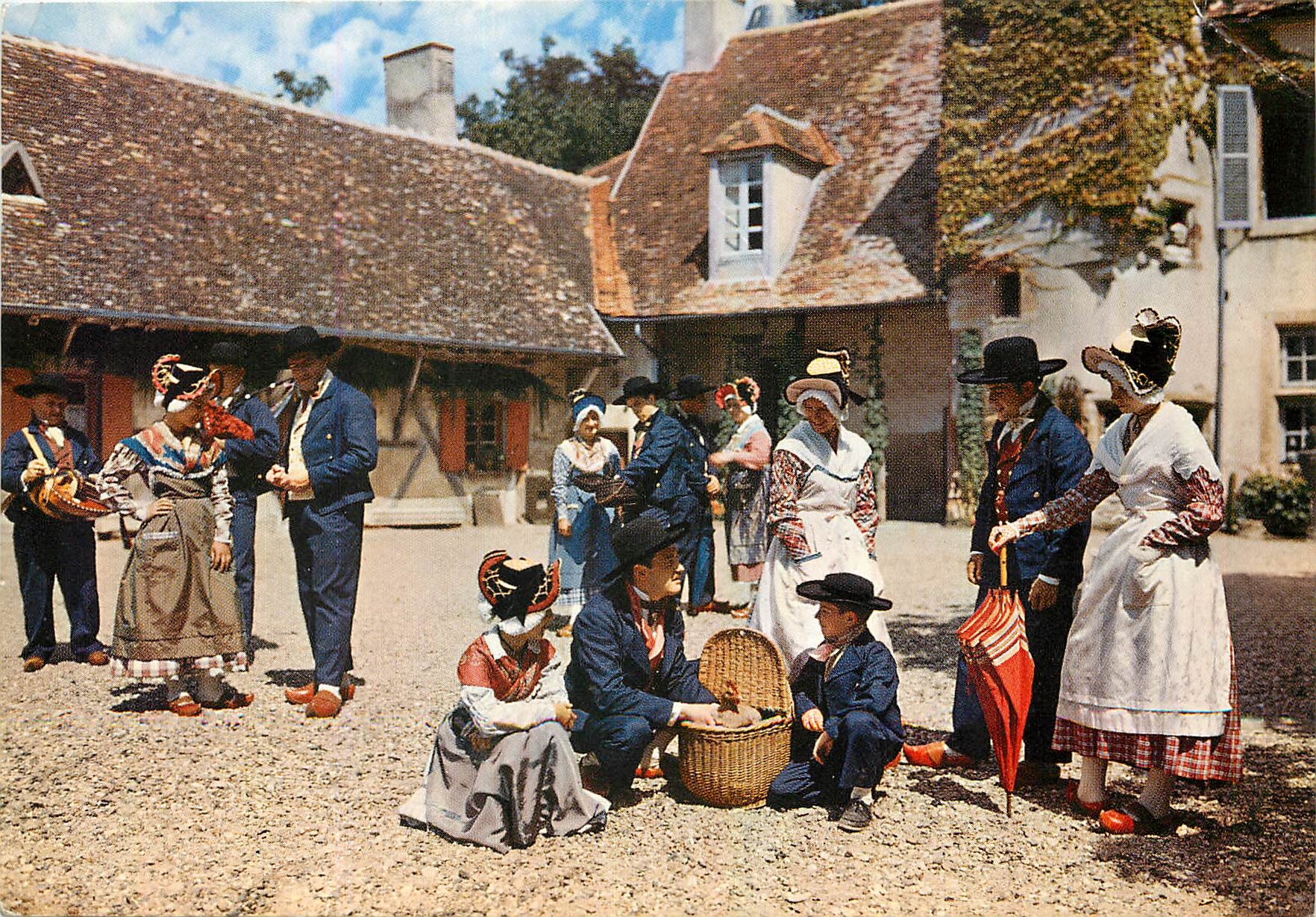 CPM Folklore Bourbonnais Societe des Baladins Bourbonnais a Moulins Depart pour le marche 