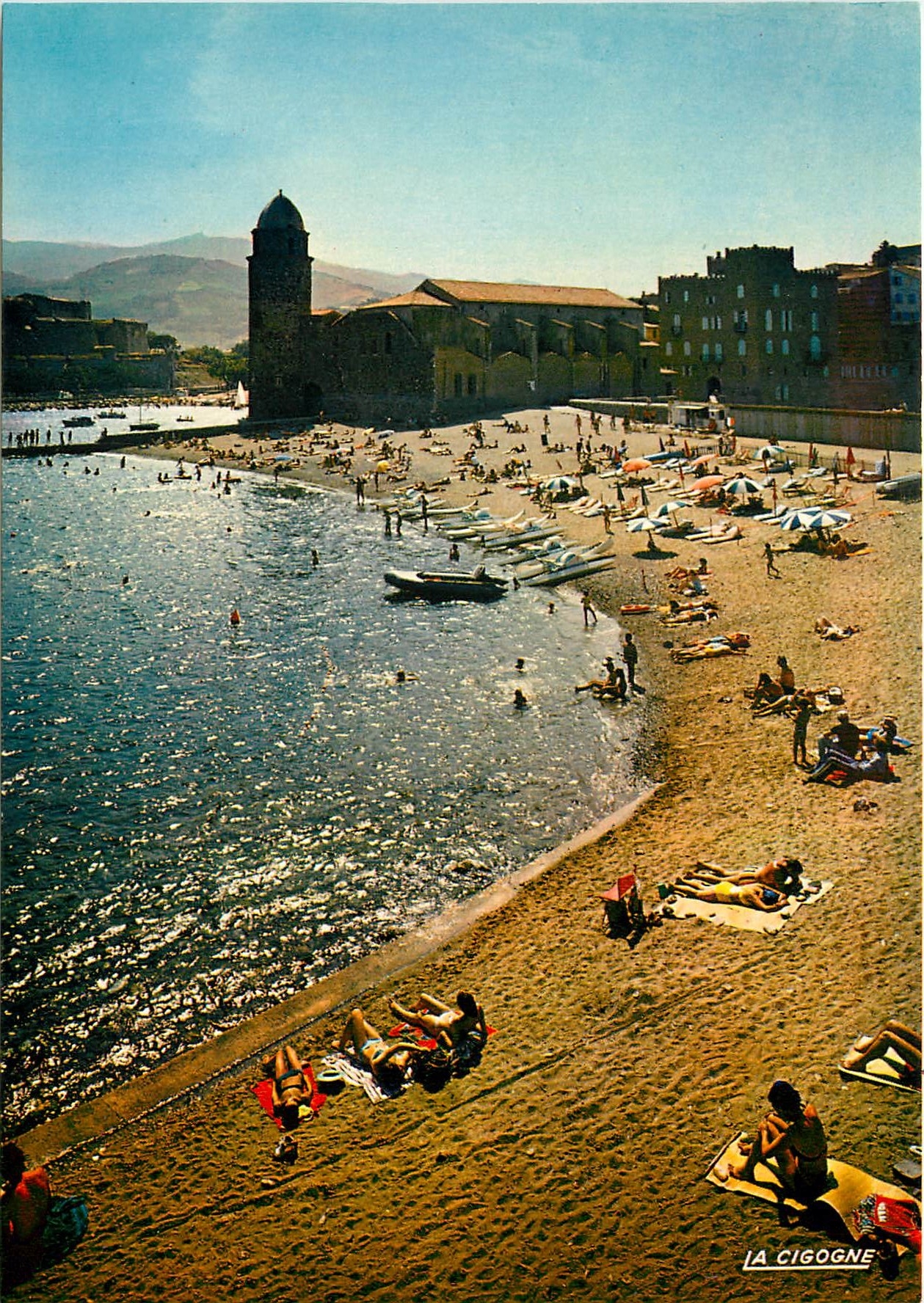 CPM Collioure Pyrenees Orientales La Plage et la Jetee 