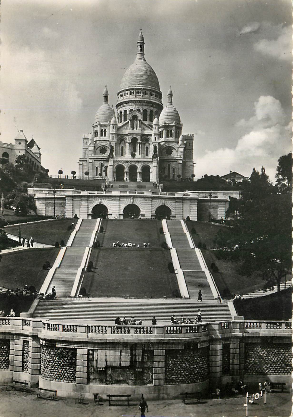 CPM Paris en flanant Le Sacre Coeur de Montmartre et l'escalier monumental 