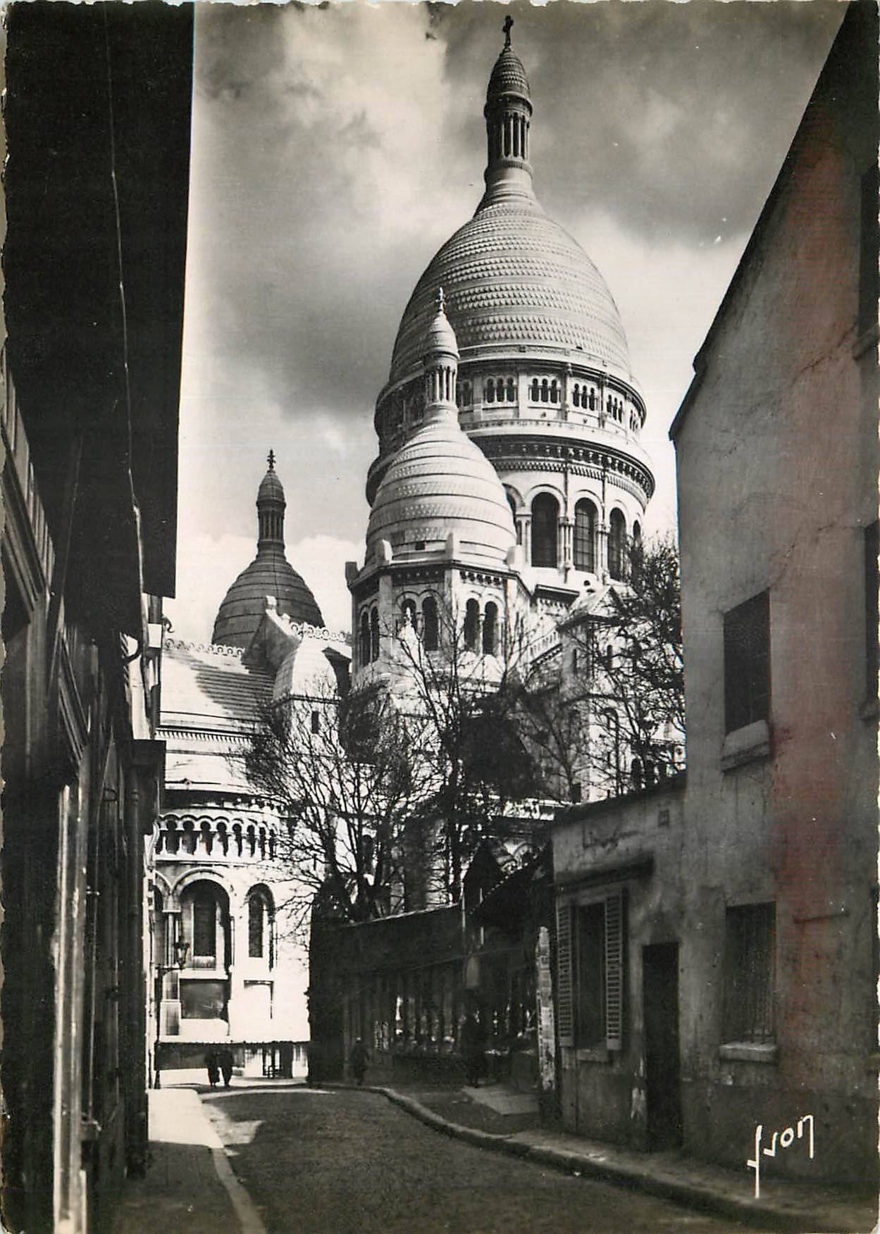 CPM Paris en flanant le Sacre Coeur vu de la Rue du Chevalier de la Barre 