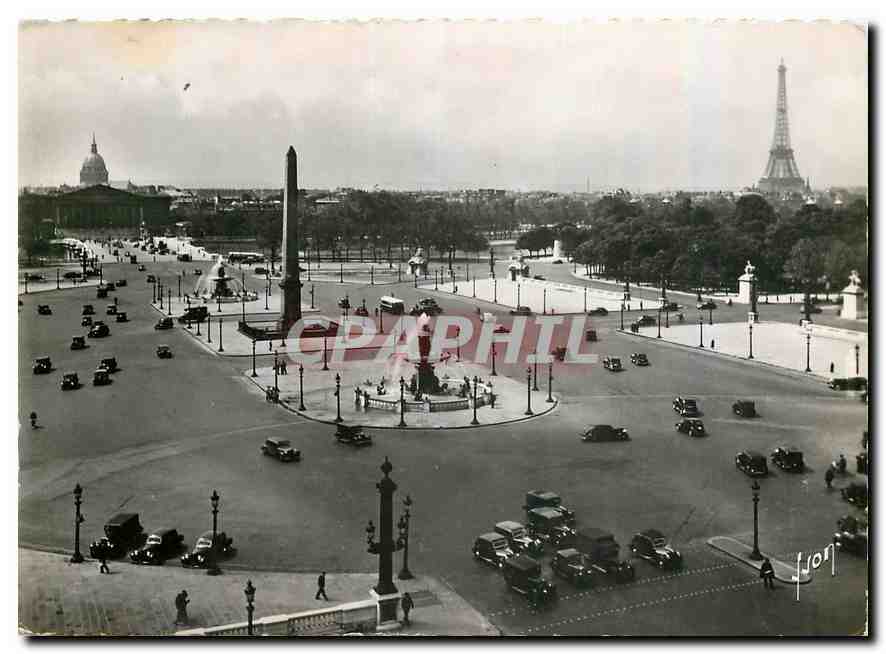 CPM Paris en flanant L'Obelisque de la place de la Concorde au fond la Tour Eiffel Automobile