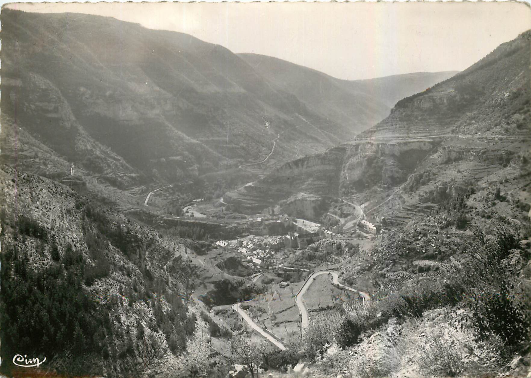 CPM Sainte Enimie Lozere Routes en lacets dominant le cirque 