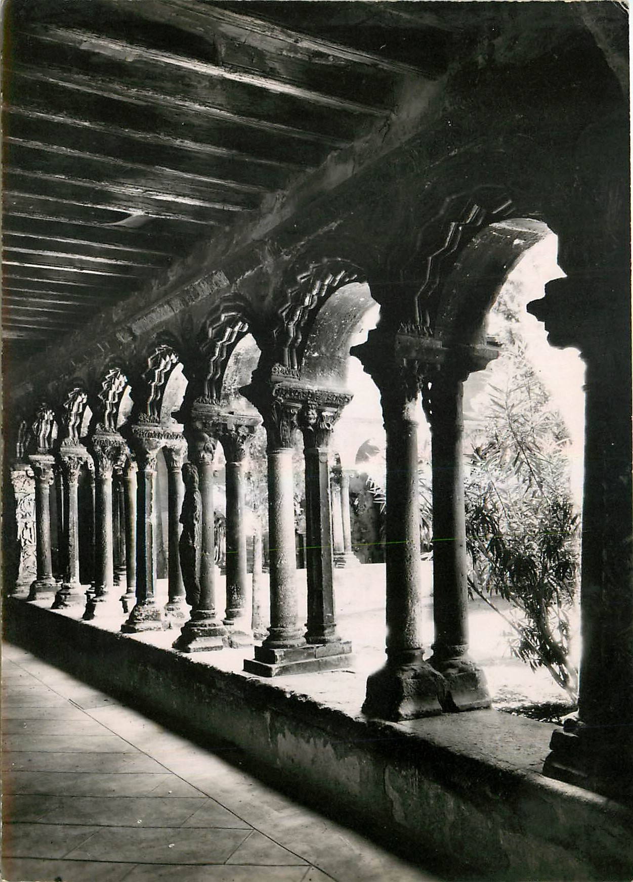 Cloître Saint-Sauveur — XIIe siècle — Service Commercial Monument Historiques, Paris