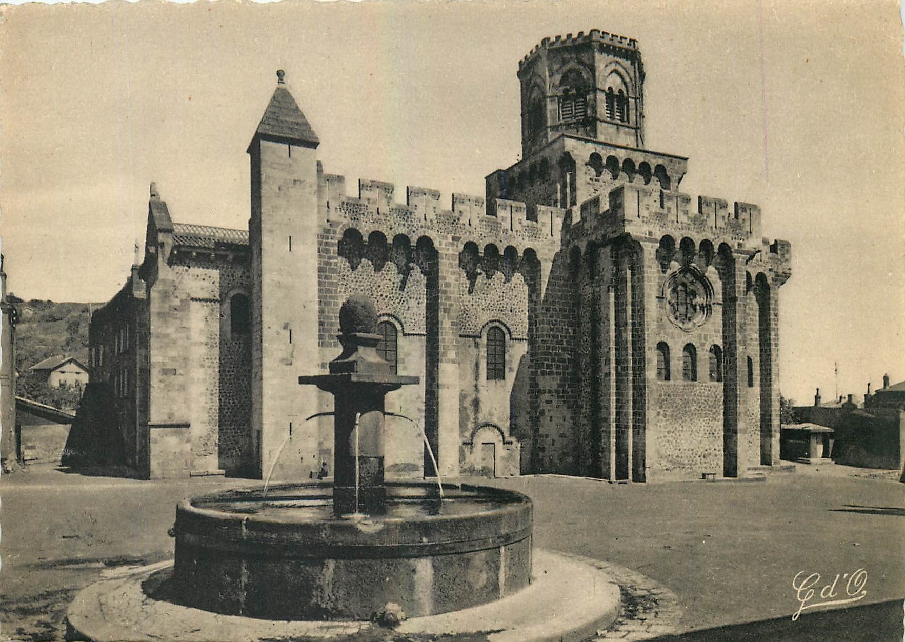 CPM L'Auvergne Royat L'Eglise fortifiee 