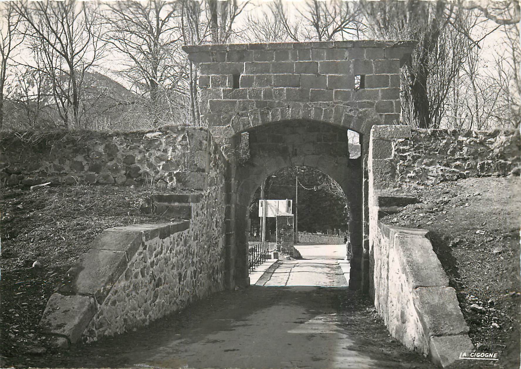 CPM Mont Louis Pyr Or Entree de la Ville 