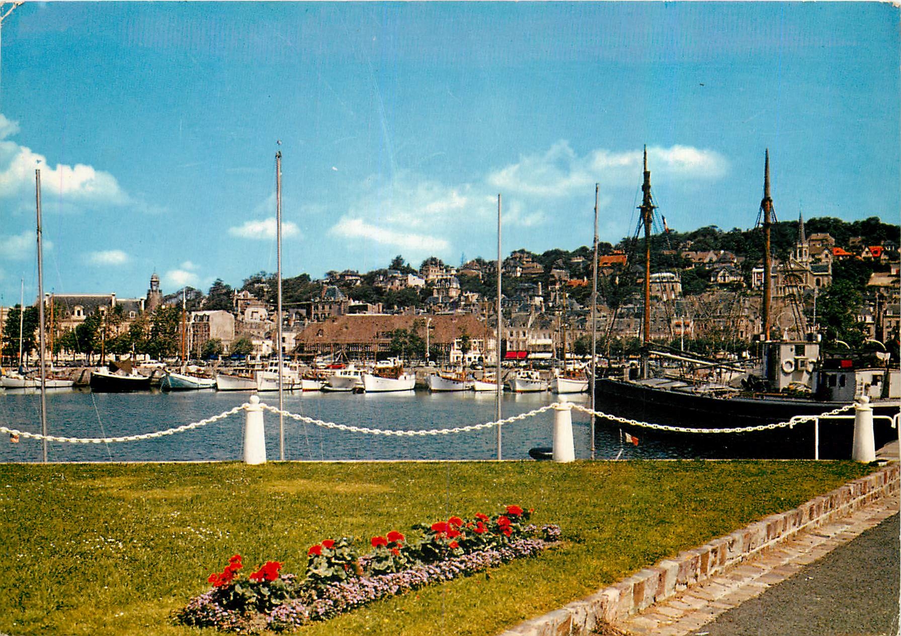CPM Trouville Deauville Calvados Le Port 