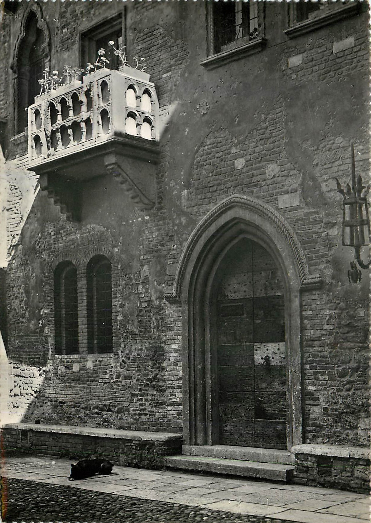 CPM Verona Particolare Casa di Giulietta del Capuleti Le Storico Balcone 