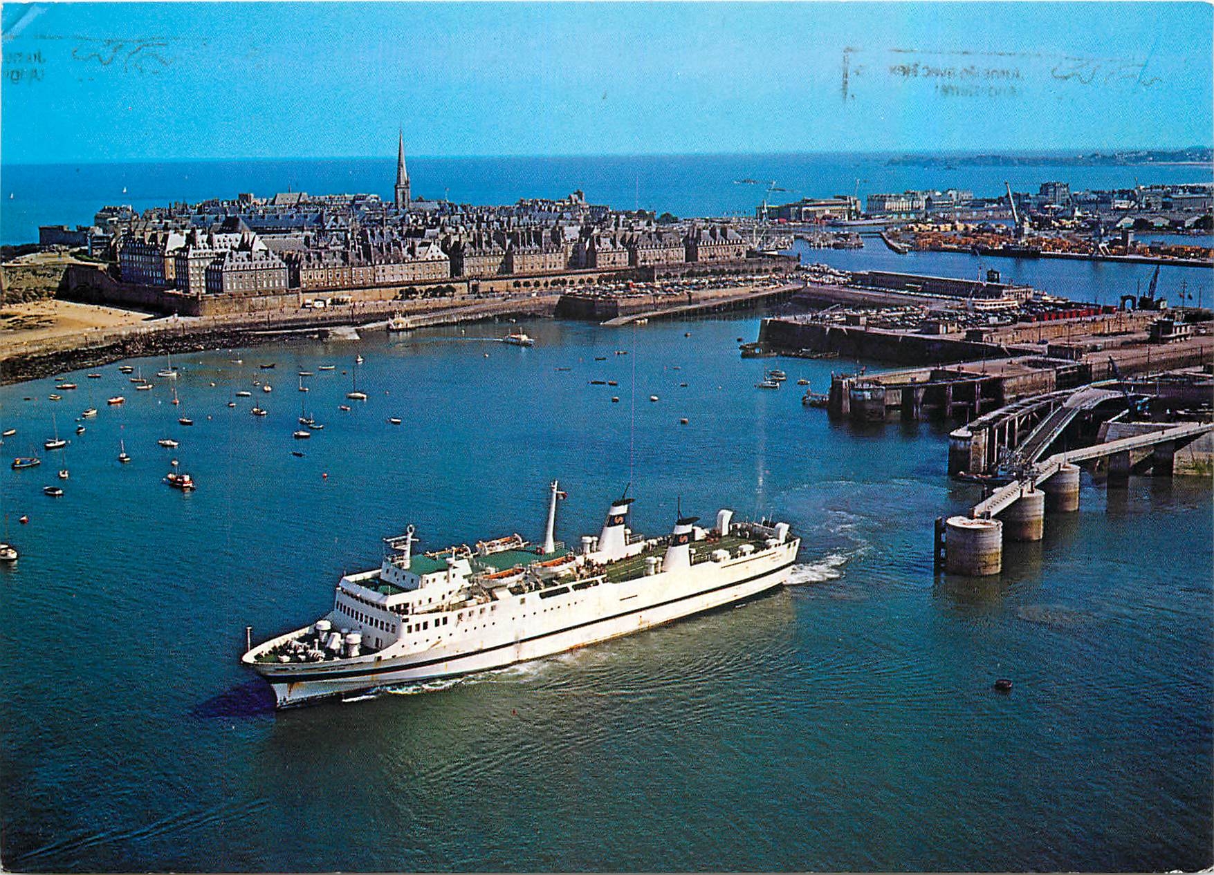 Saint-Malo — vue aérienne du port avec ferry — Éditions du Gabier
