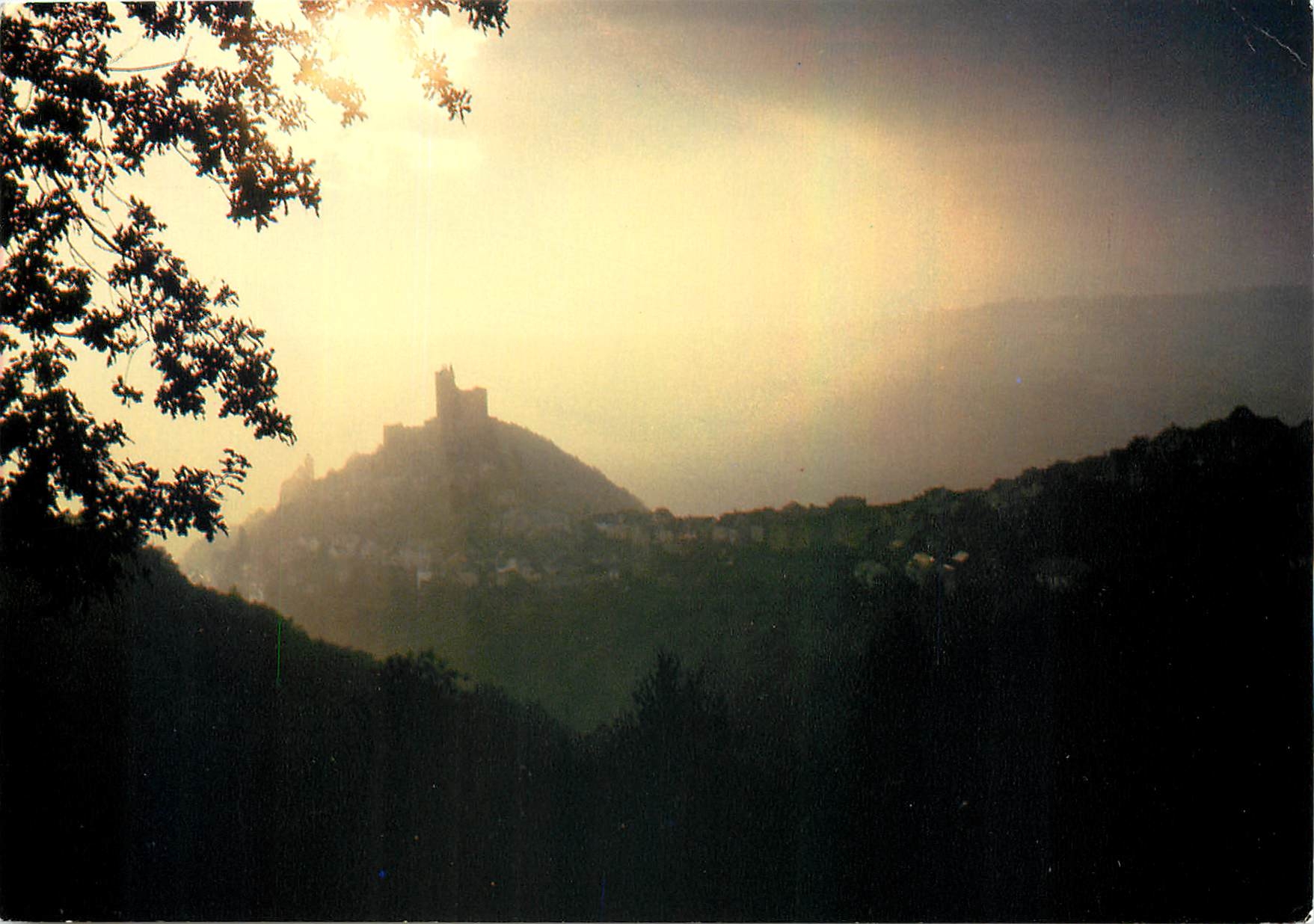 CPM Les Gorges de l'Aveyron Environs de Villefranche de Rouergue Najac Contre-jour sur le Chateau et