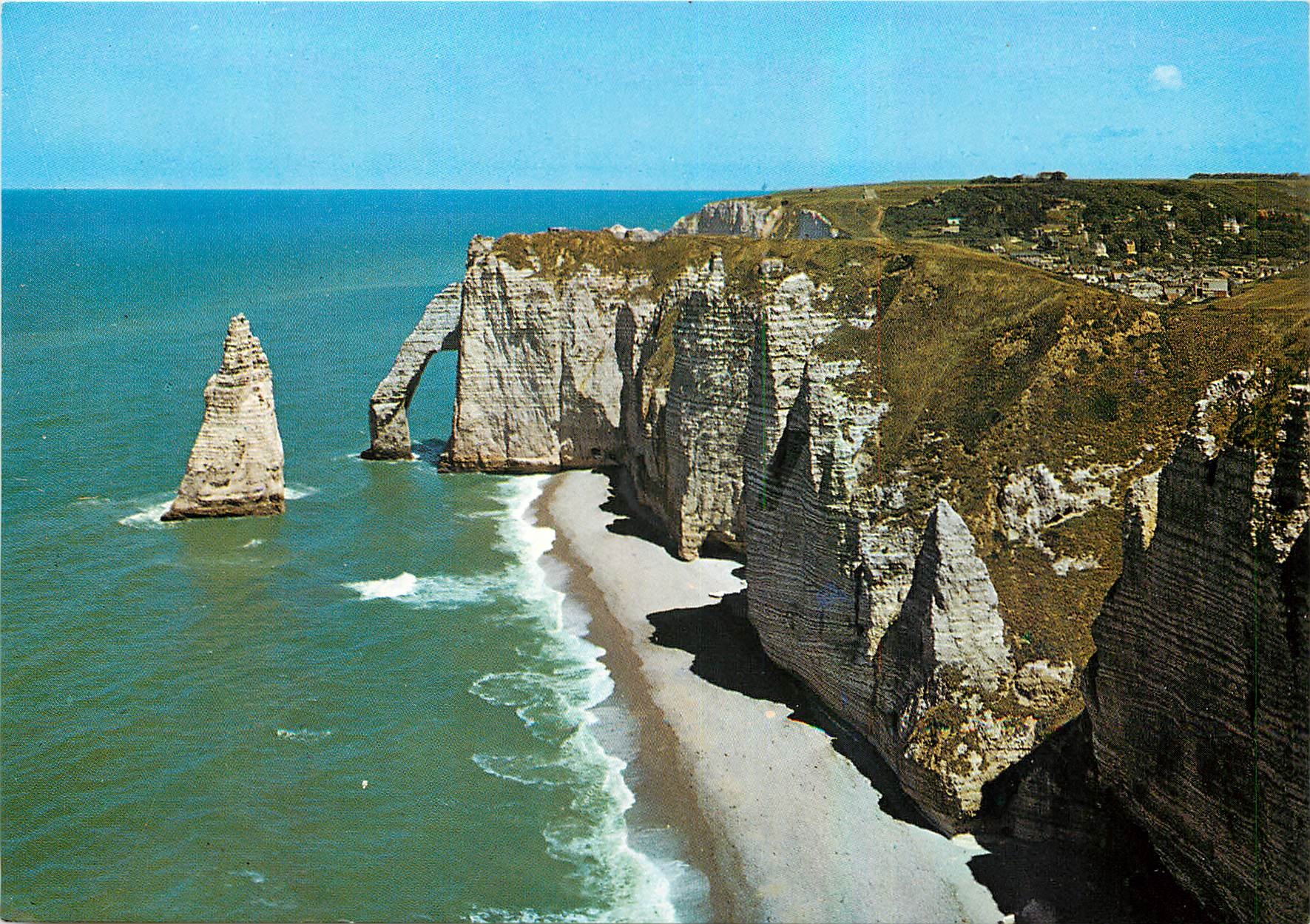 CPM En Normandie Etretat Seine Maritime L'Aiguille la Falaise et la Porte d'Aval 