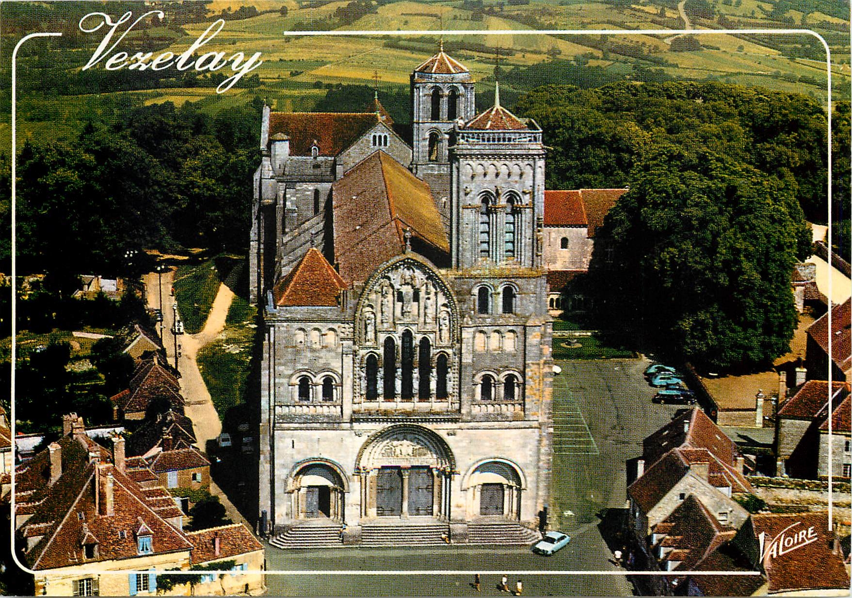 CPM Les Merveilles de l'Yonne Vezelay Yonne La Basilique Sainte Madeleine vue d'avion la facade avec