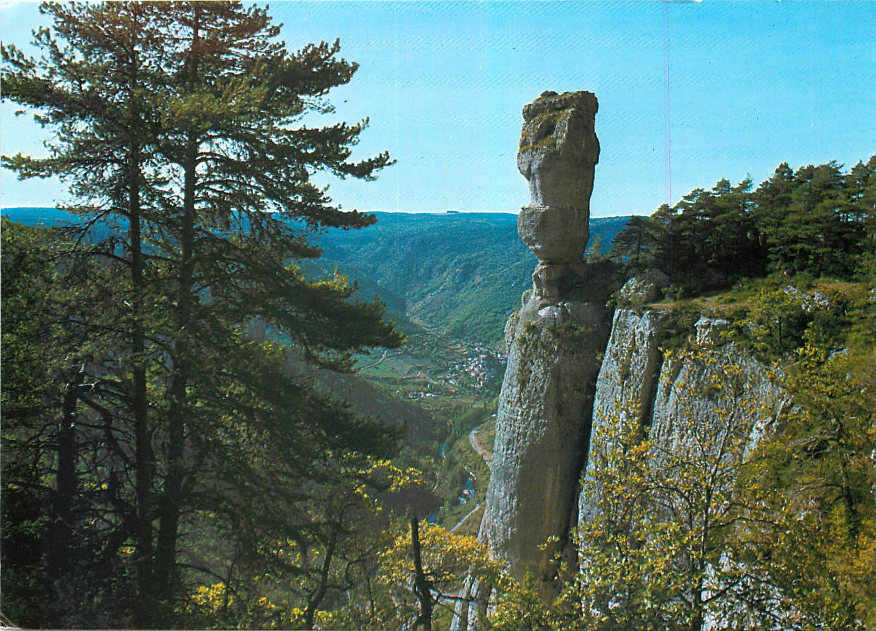 CPM Gorges de la Jonte Le vase de Sevres dominant les gorges dans le fond le village de Peyreleau 