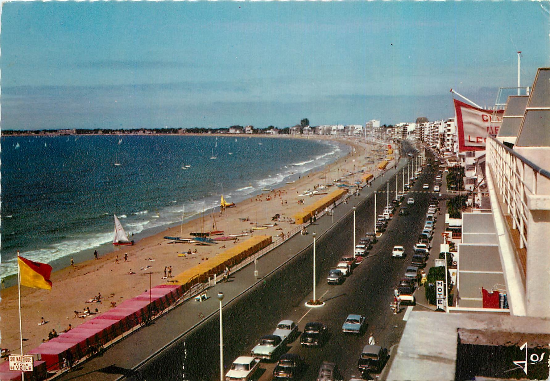 CPM La Bretagne Pittoresque La Baule L A Le remblai et la plage 