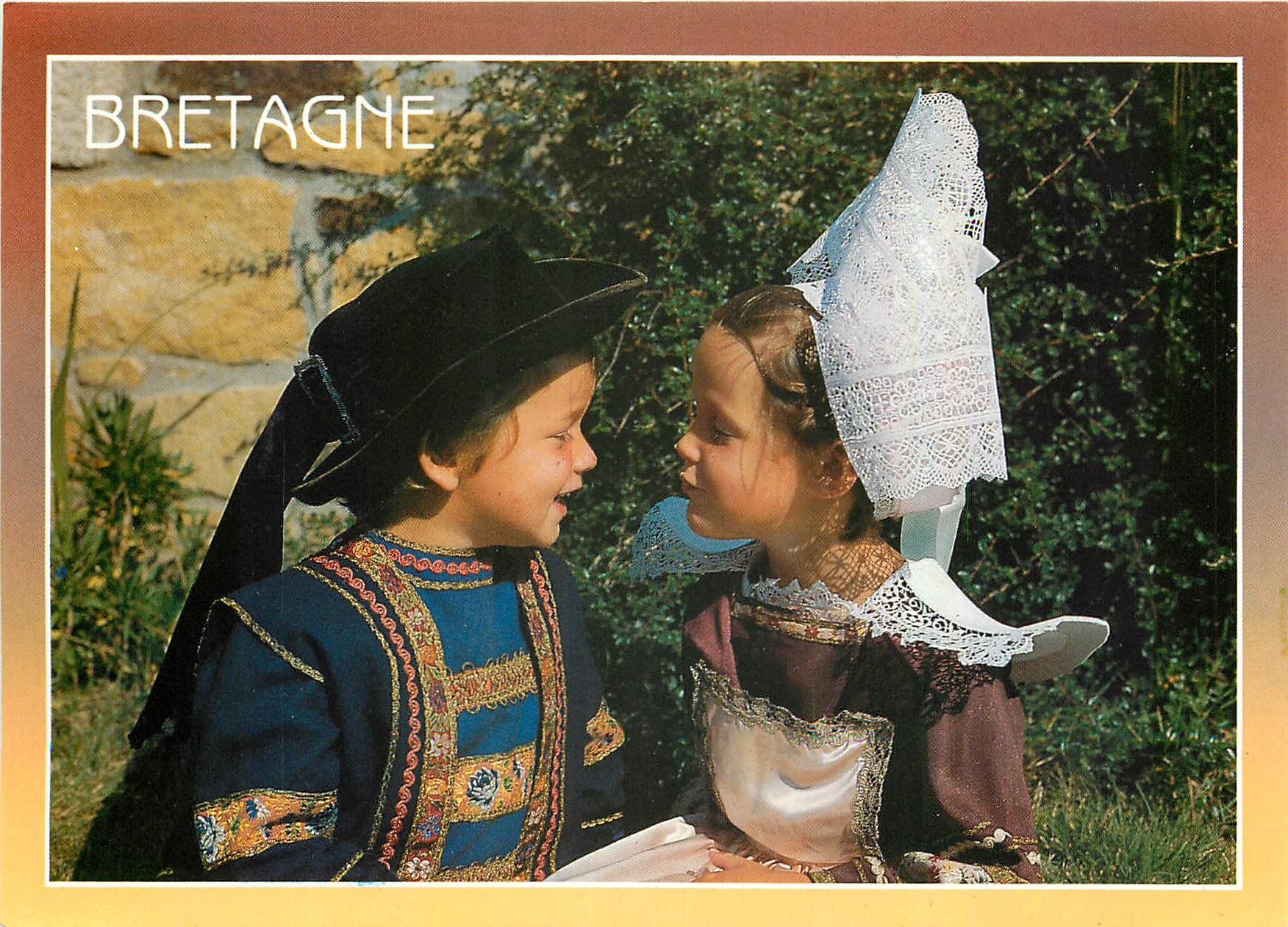 CPM Bretagne Folklore de Bretagne Jeune couple en costume de Fouesnant 