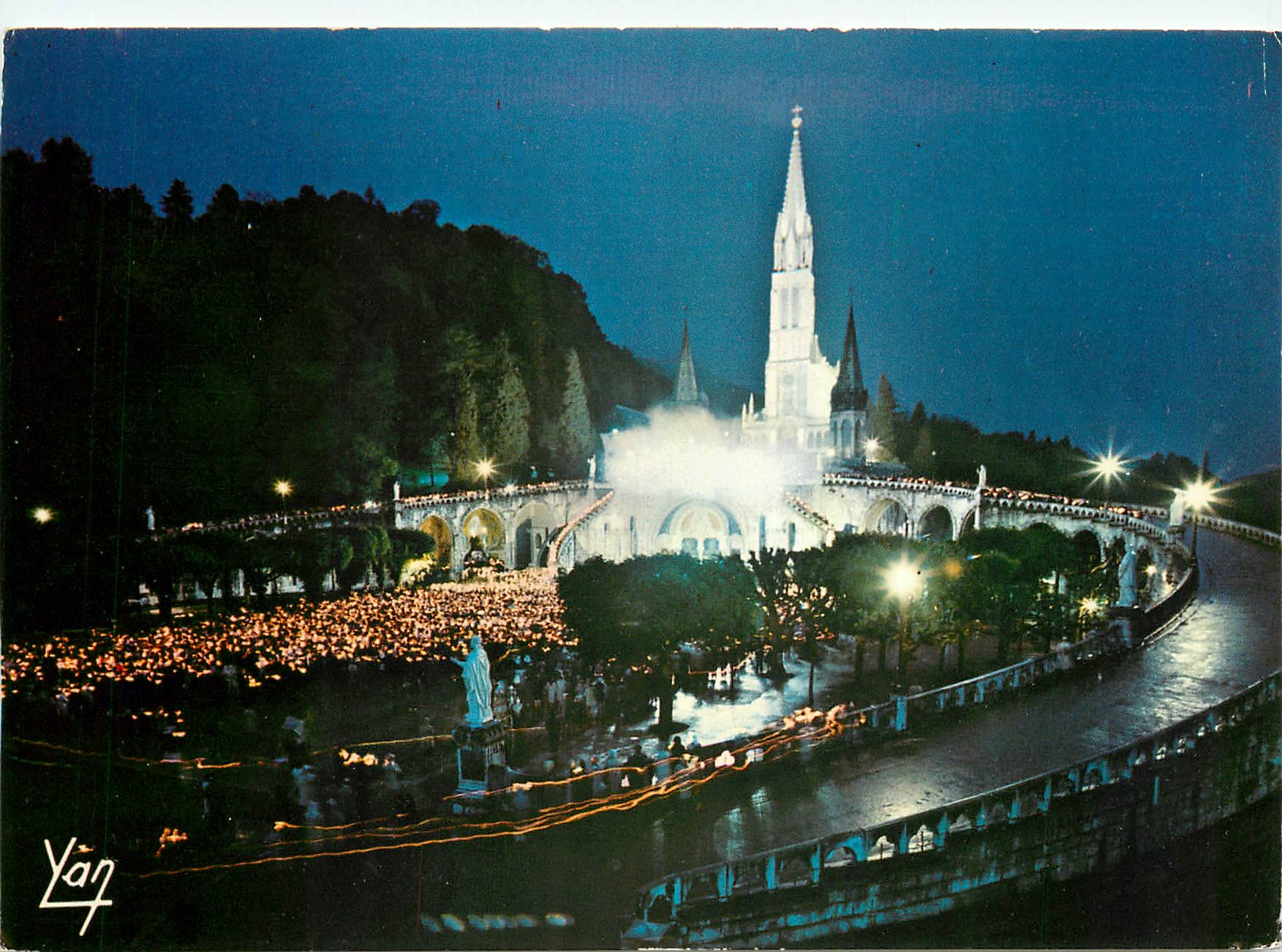 Lourdes — Basilique illuminée pendant la procession aux flambeaux — Editions P. CHAMBON & Cie, N° 5021