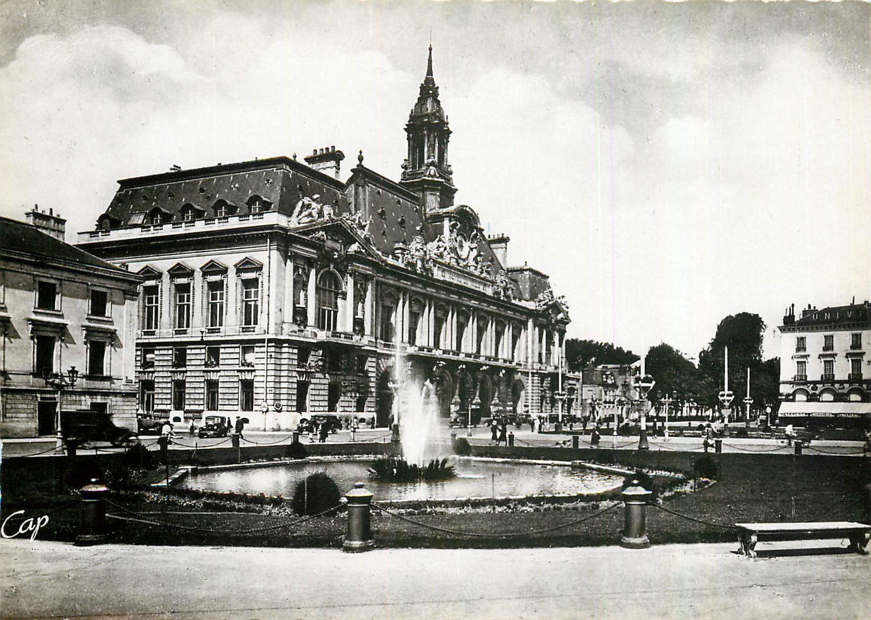 CPM Tours Place de l'Hotel de Ville vers la rue Nationale 