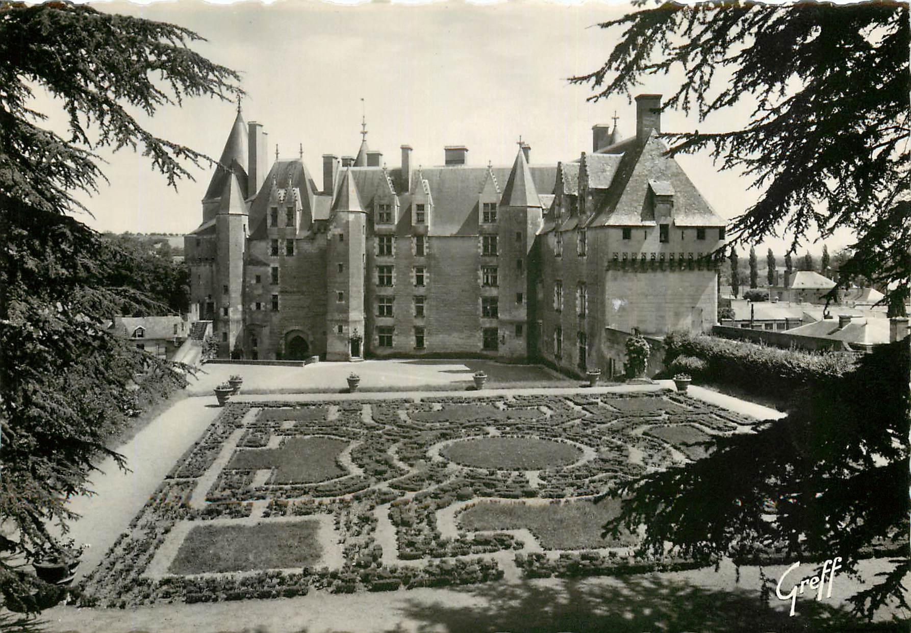 CPM En Touraine Langeais Indre et Loire Les Terrasses et facade interieure du Chateau 