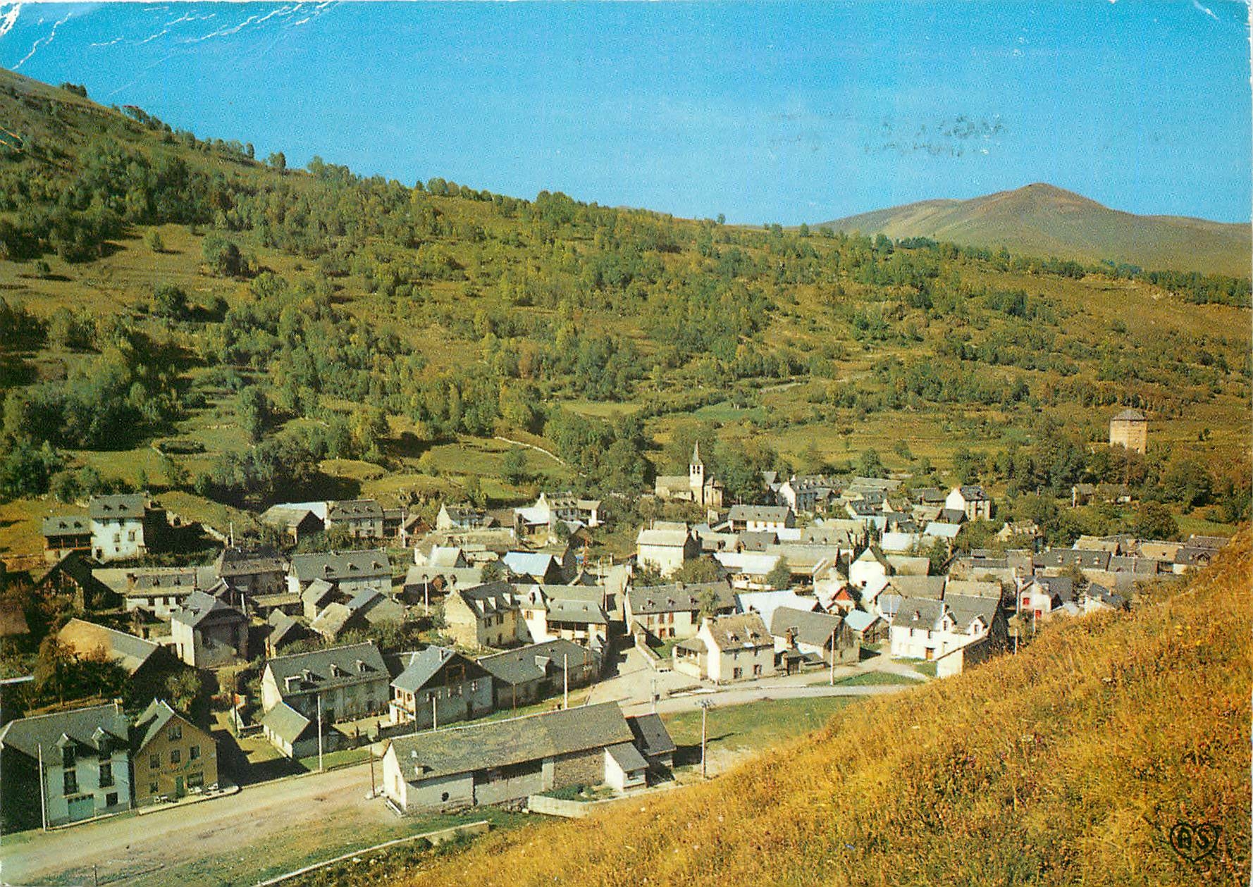 Bagnères-de-Luchon — Vue du village et du Col de Peyresourde — Société des Cartes Postales APA-POUX