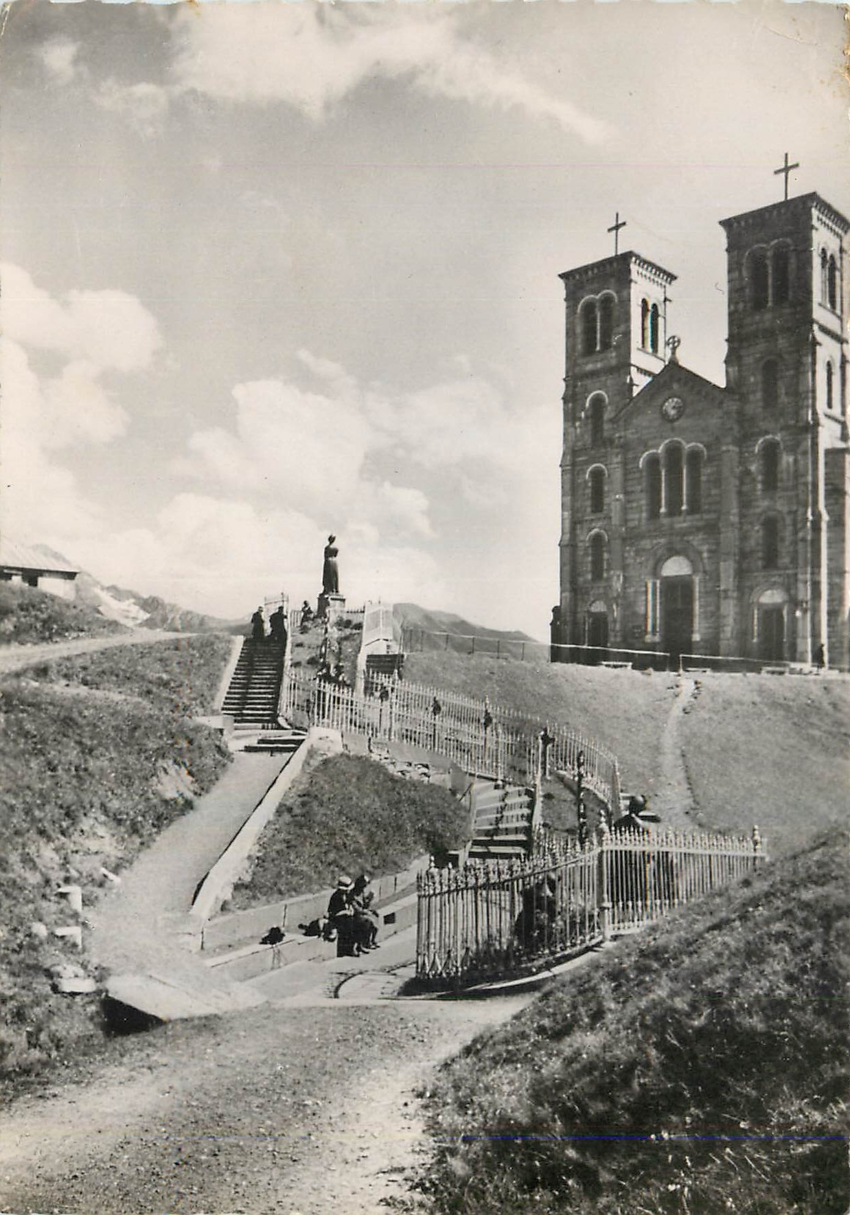 Basilique de Notre-Dame de la Salette — Pèlerinage et Tours de la Basilique — Éditeur NSD