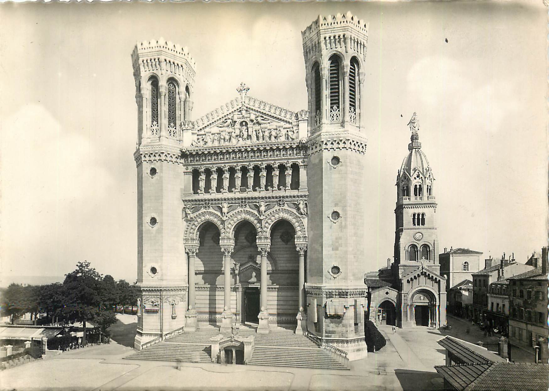 CPM Lyon Basilique de N D de Fourviere et ancienne chapelle 