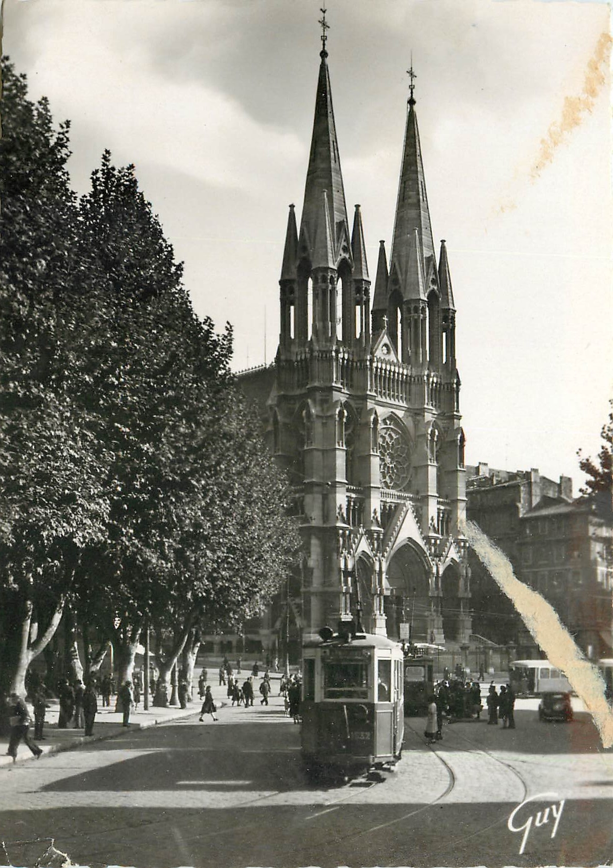 CPM Marseille B du R Eglise St Vincent de Paul ou des Reformes Tramway