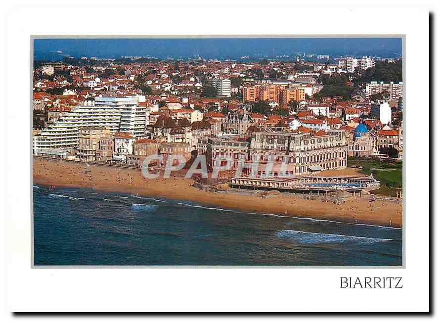 Biarritz — vue aérienne de la plage et des bâtiments — Éditions Courrier