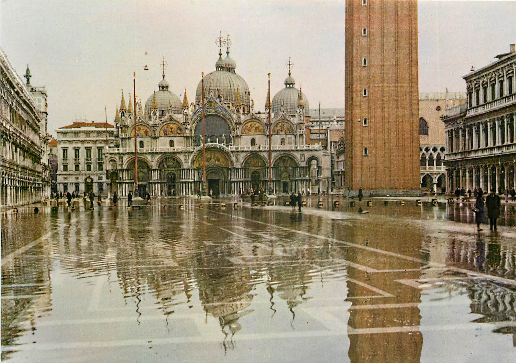 CPM Venezia Place St Marc avec la maree haute 
