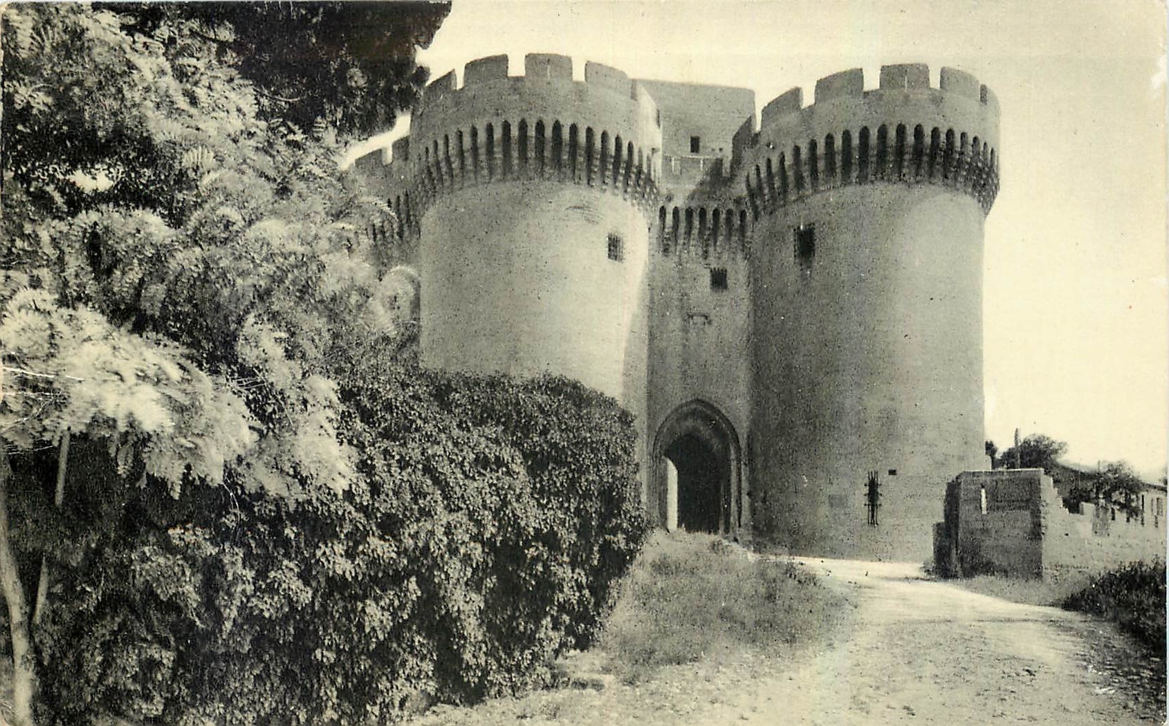 CPM Villeneuve les Avignon Les tours d'entree du Fort Saint Andre 