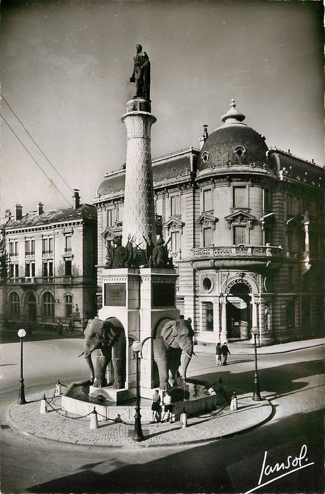 CPM Chambery Savoie La Fontaine des Elephants et la statue du General de Boigne 