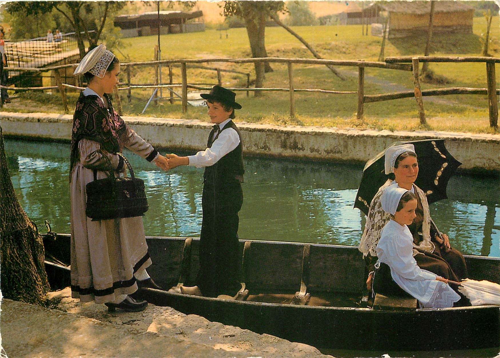 CPM Folklore de France Sud Vendeen Costumes Cabaniere 